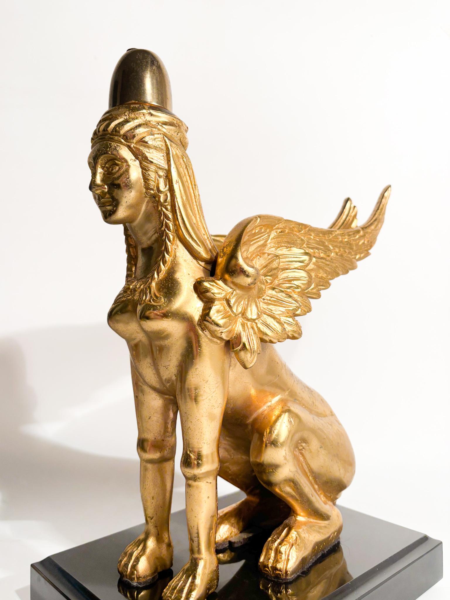 Sculpture du Sphinx en bronze doré reposant sur une base en marbre du 20e siècle en vente 2
