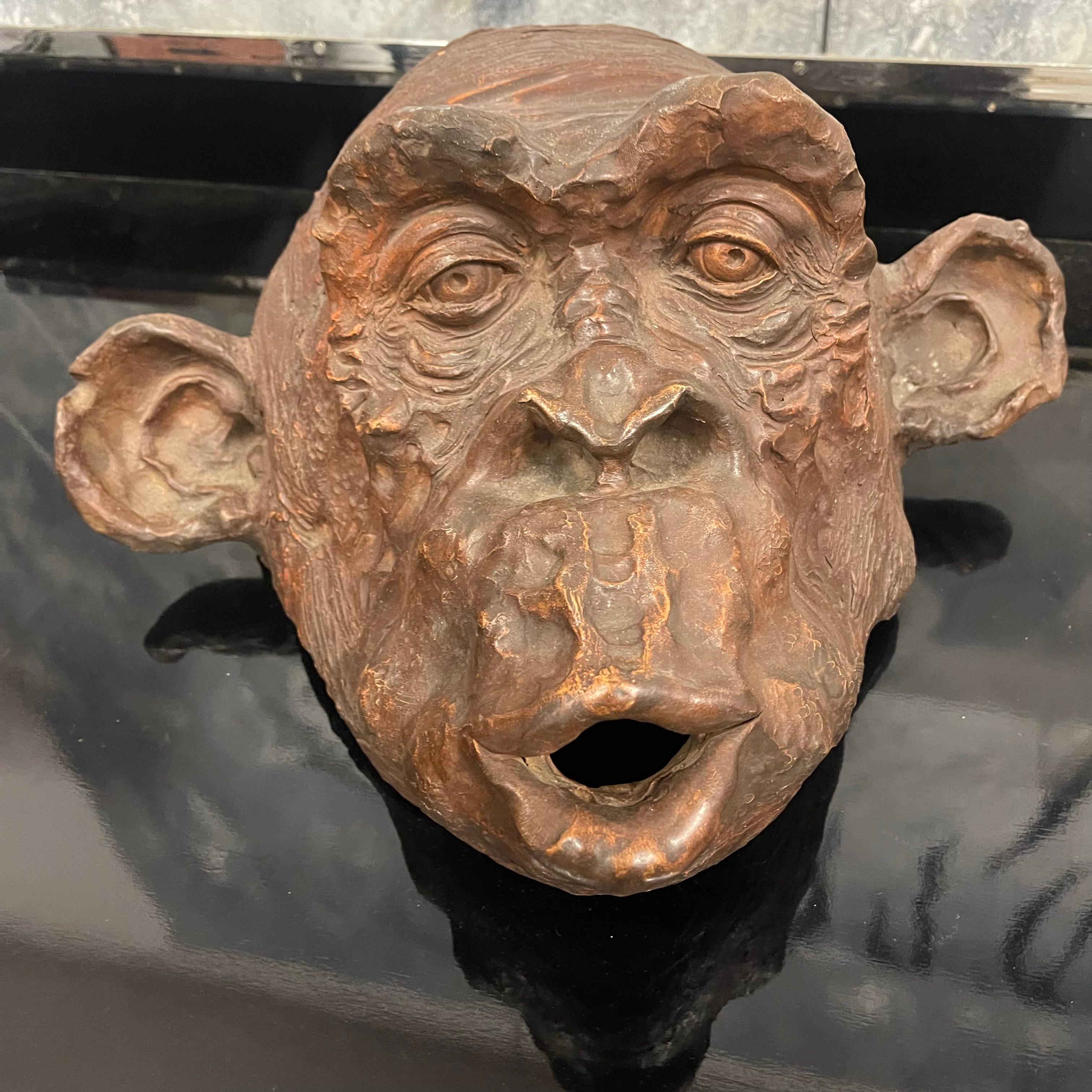 Italian Scultura di Testa di Scimmia Bonobo in Terracotta firmata e Datata - Italia 2018