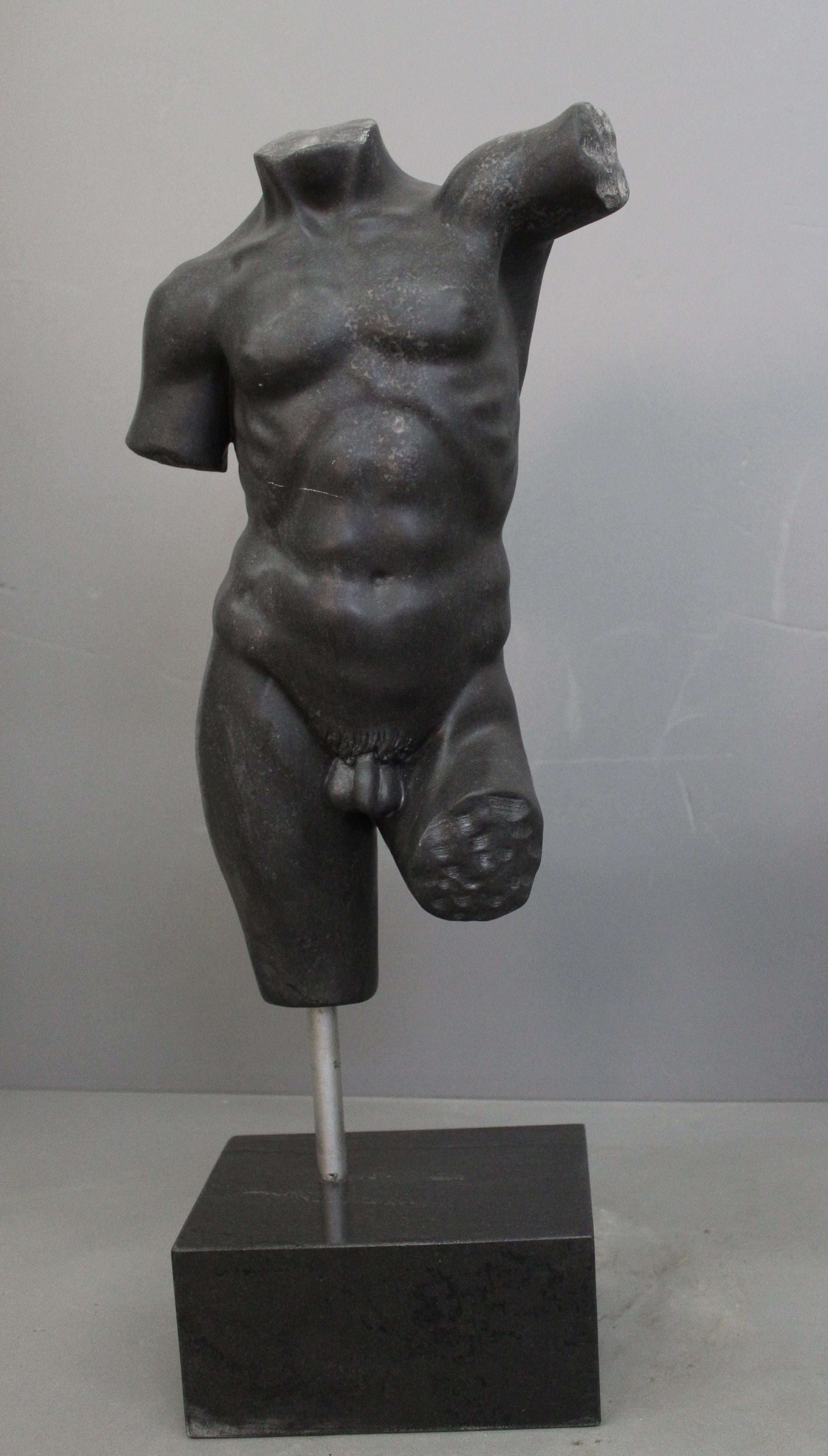 Scultura di Torso in pregiato marmo nero, il Torso e stato creato con un pregiato marmo nero senza venatura, risalente alla prima meta del xx secolo pogiato su base di marmo nero moderna.

