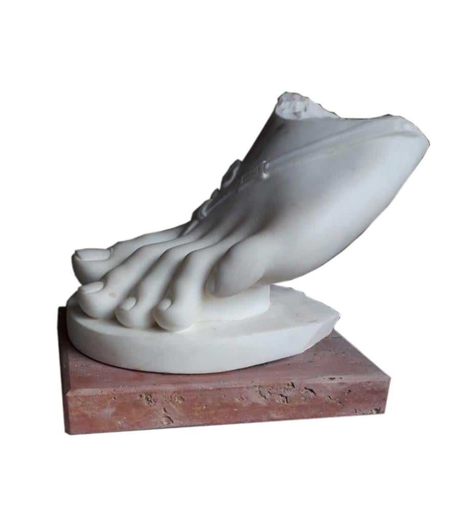 marmorfuß, Skulpturenfuß, klassischer Fuß, Statuenfuß aus weißem Marmor.
Skulptur eines Fußfragments im klassischen Stil aus weißem Marmor auf einem Sockel aus rotem Travertin.
in Italien hergestellt