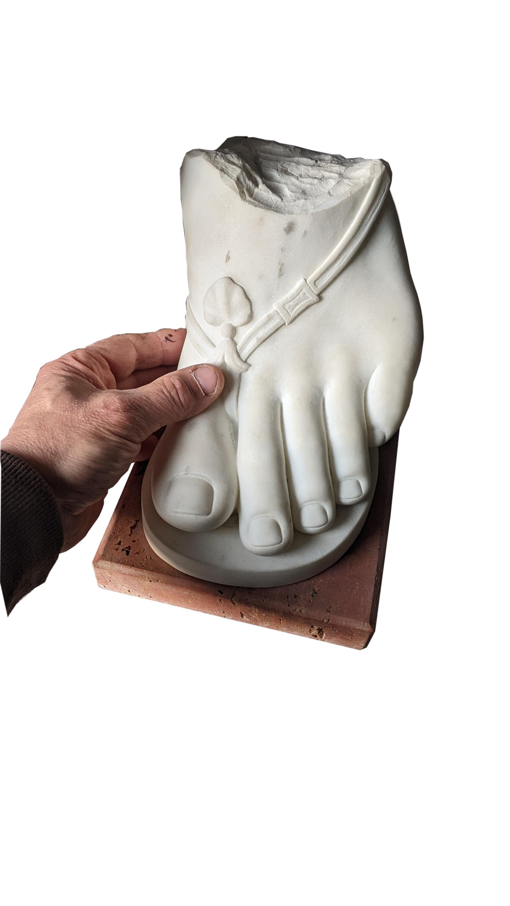 skulptur eines klassischen Fußes - statuarischer weißer Marmor - hergestellt in Italien (Neoklassisches Revival) im Angebot