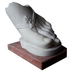 escultura de un pie clasico - estatuaria de marmol blanco - hecha en Italia
