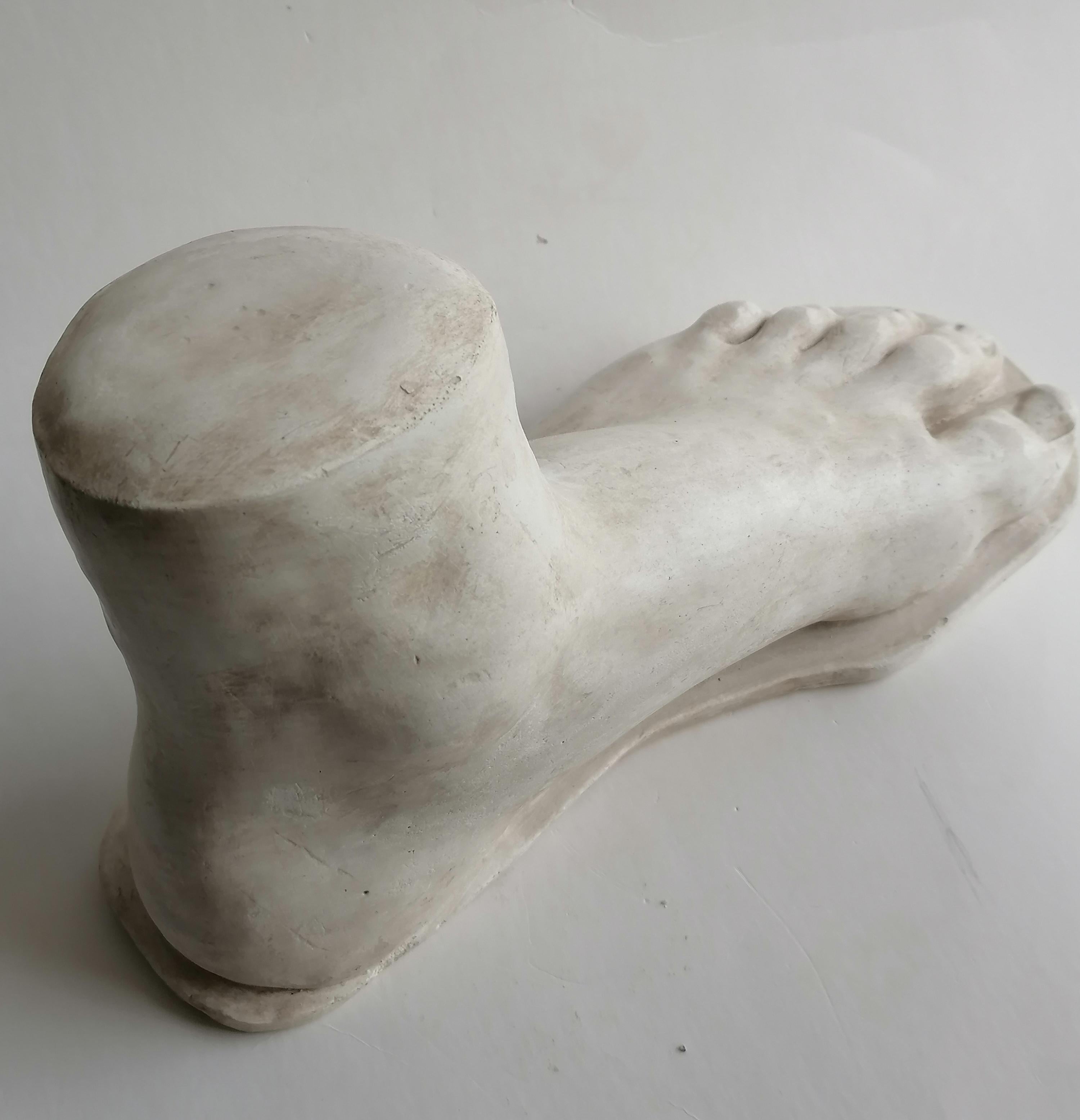 Skulptur eines Fußes im klassischen Stil - Marmorina impasto (Marmor d Brüssel (Italian) im Angebot