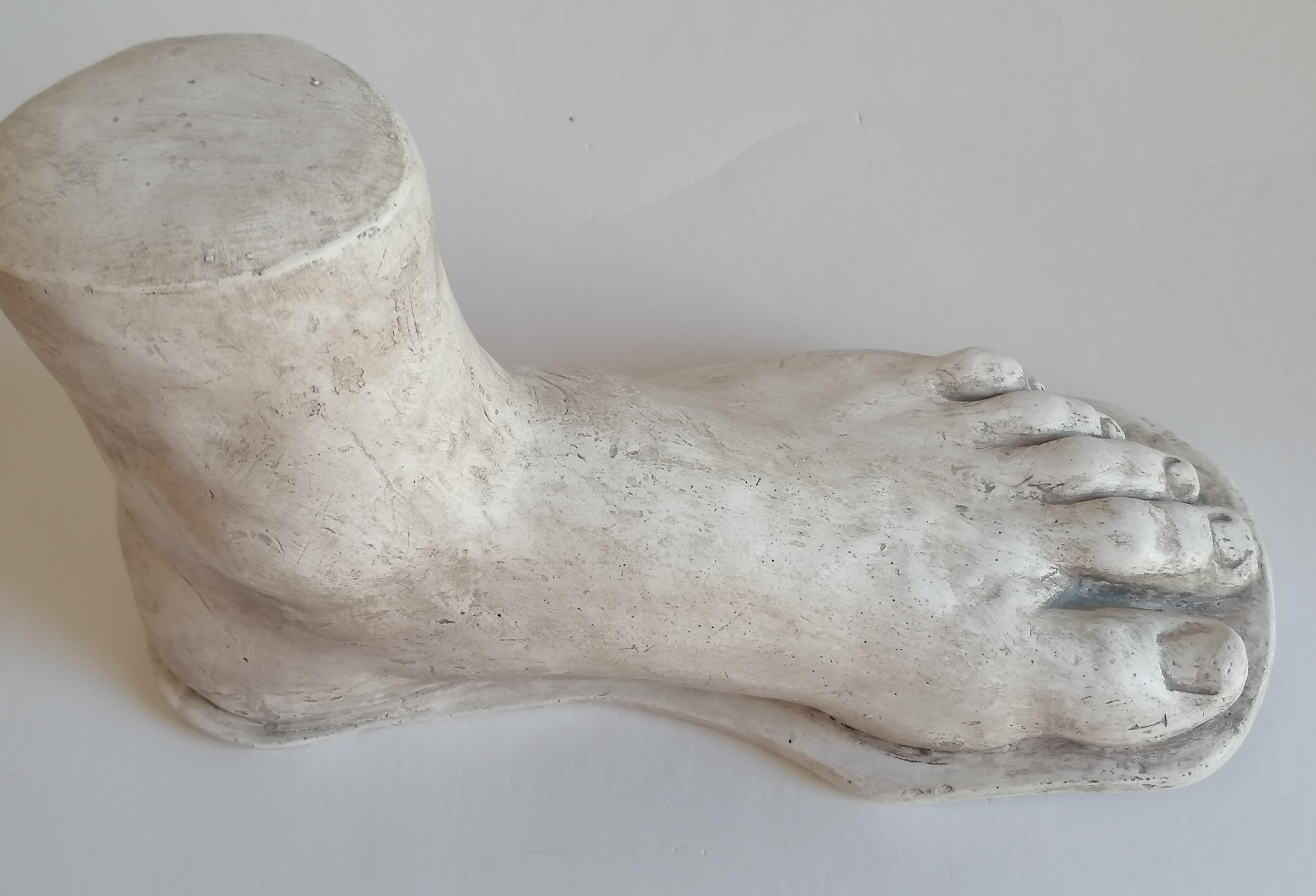 Scultura di un Piede in Stil classico – Impasto di Marmorina (marmo d Bruxelles) (Handgefertigt)