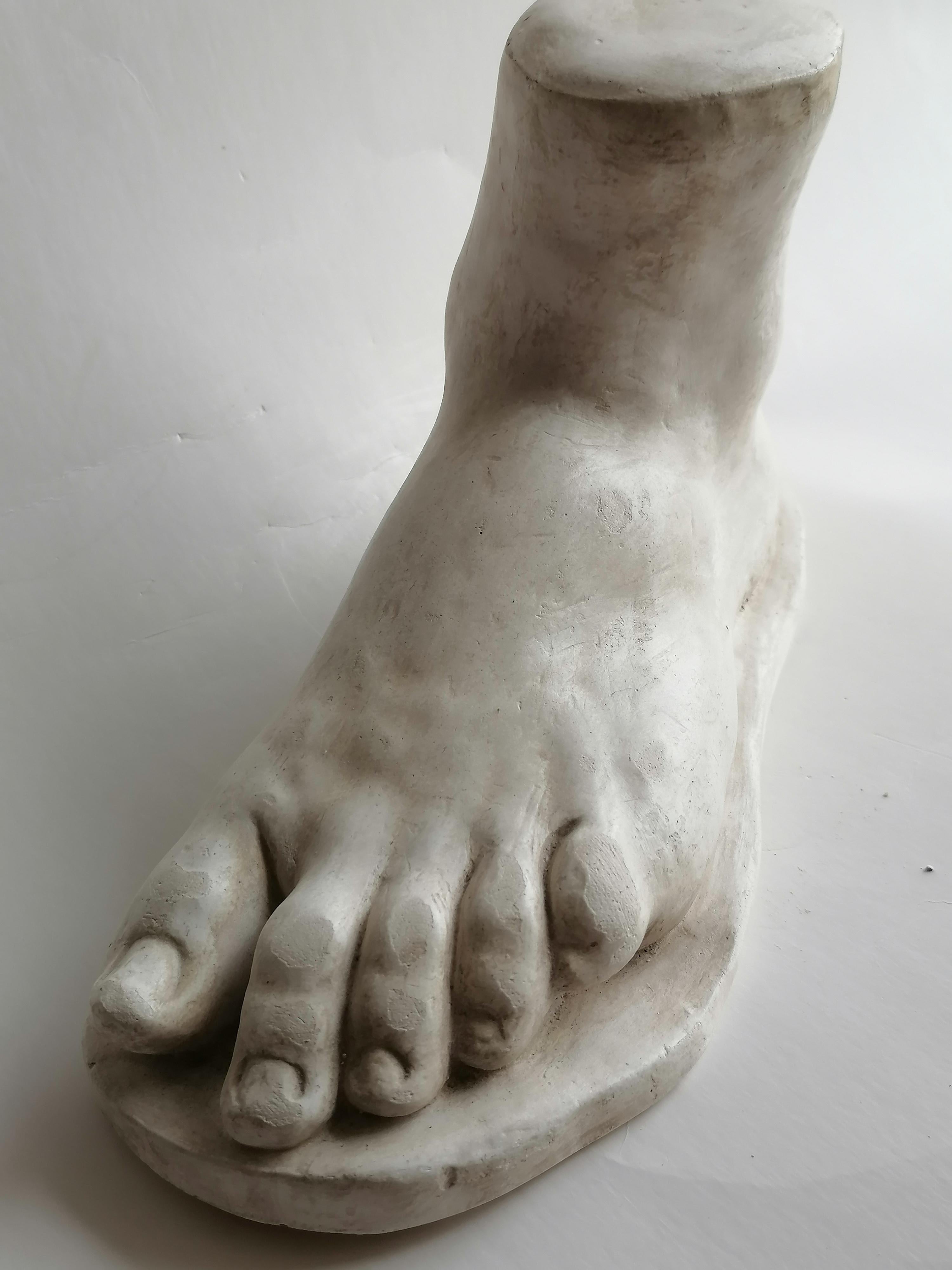 Sculpture of a foot in classical style - impasto of Marmorina (marble d Brussels In Good Condition For Sale In Tarquinia, IT