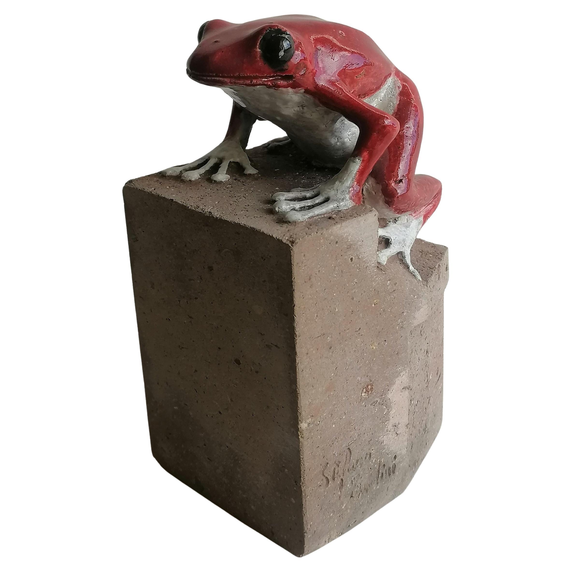 scultura di una Rana su pietra vulcanica smaltata -pezzo unico-made in Italy