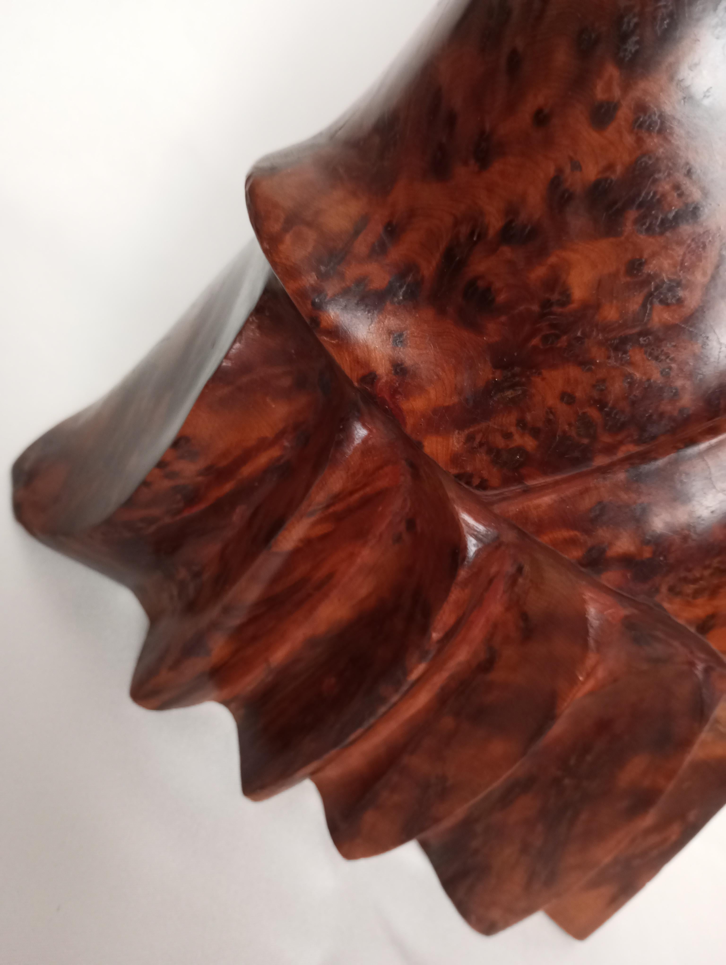 Scultura “donna con hijab” in radica di Thuja
Scultura di arte Islamica realizzata con maestria in legno di radica di Tuia, che raffigura una donna con hijab. La figura femminile è scolpita con linee eleganti e fluide, esprimendo grazia ed