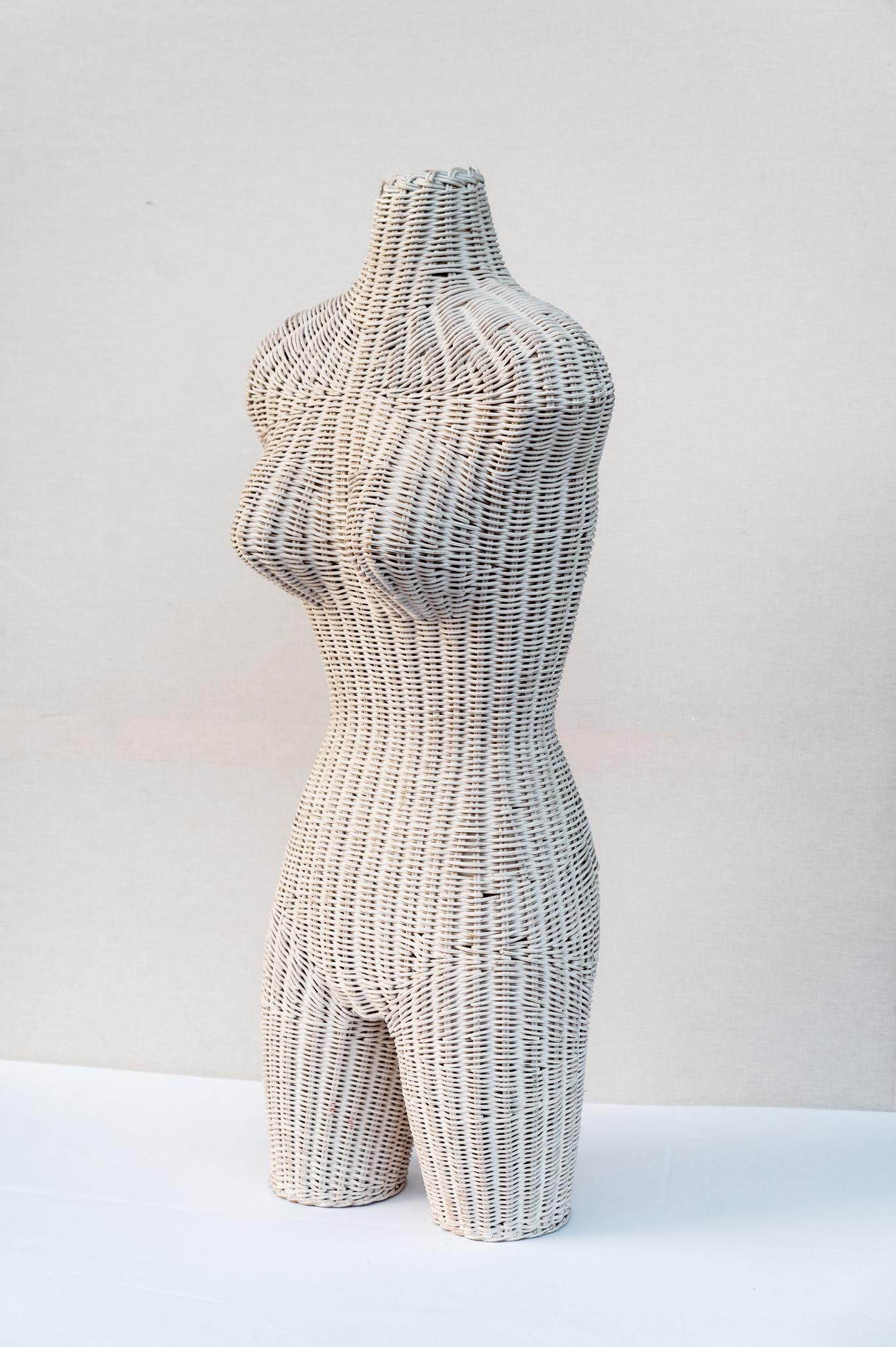 Scultura Femminile in vimini, Made in Italy, Anni '70. 
Realizzato in vimini naturale e verniciato a lacca bianca. 
E' caratterizzato da un fascino elegante e con questa posa unica che gli conferisce un qualcosa di bizzarro. 
Il prezzo della
