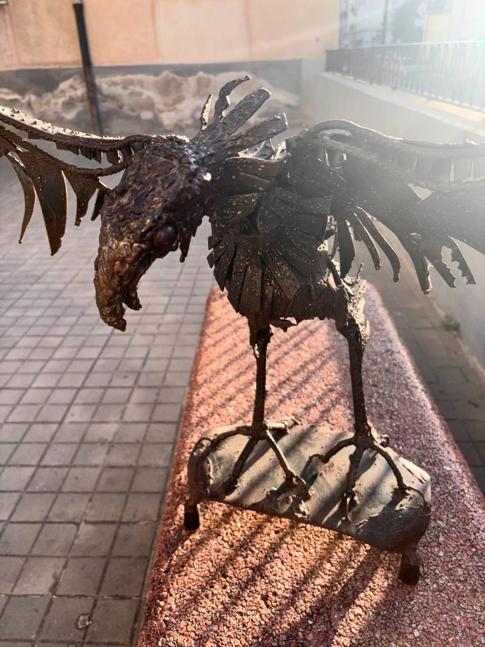 Esta imponente escultura de hierro forjado a mano encarna al mítico ave fénix con una fuerza expresiva que resuena con la artesanía italiana de las décadas de 1940 y 1950. Las alas extendidas, ricas en detalles metálicos que sugieren robustas plumas