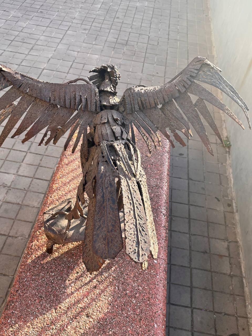 Gran escultura abstracta Fénix de hierro: Renacimiento artístico de los años 50-60 De campo en venta