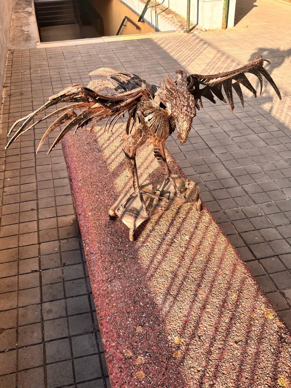 Gran escultura abstracta Fénix de hierro: Renacimiento artístico de los años 50-60 Anodizado en venta