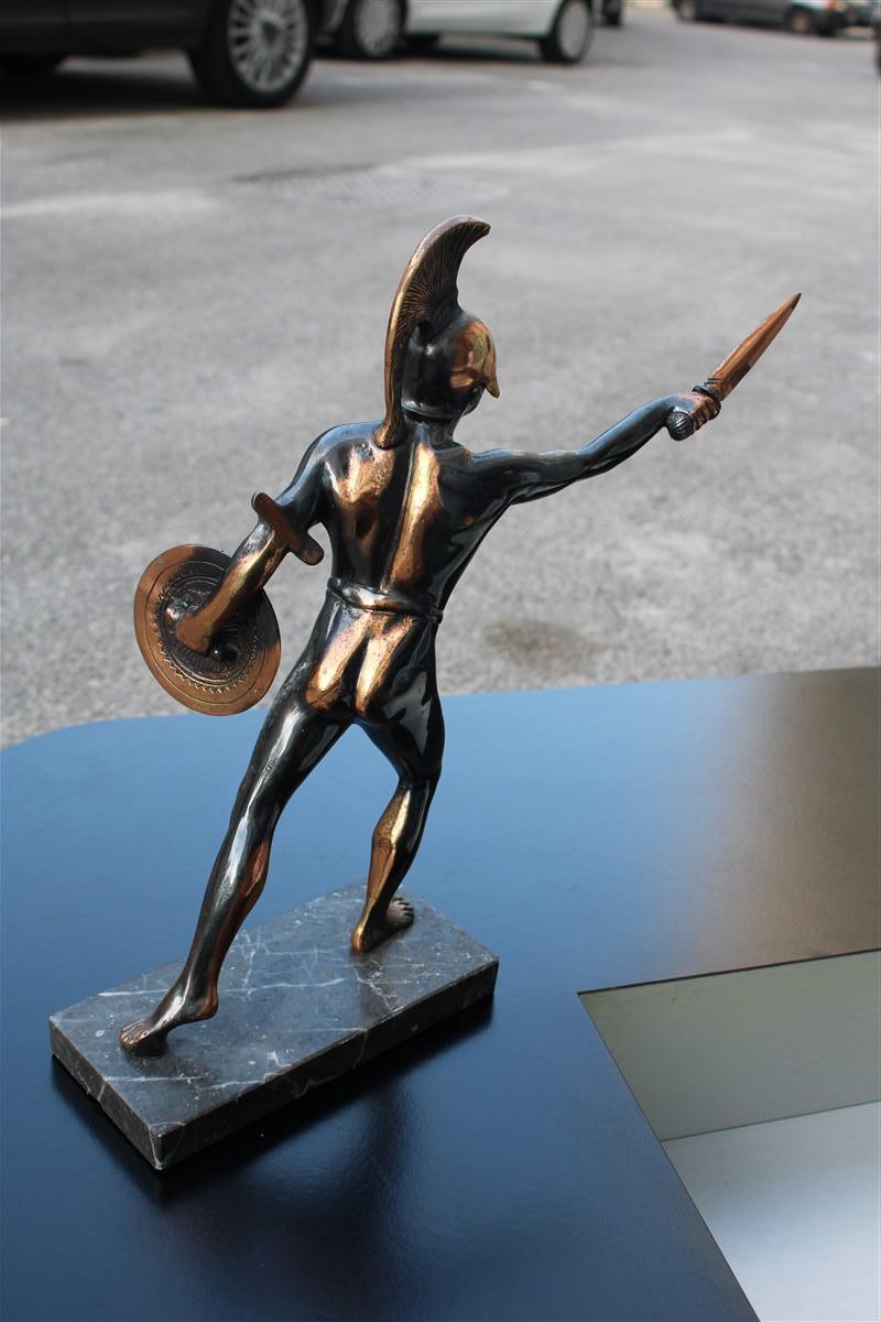 Sculpture figurative en métal vieilli d'un guerrier romain gladiateur, 1950 en vente 2