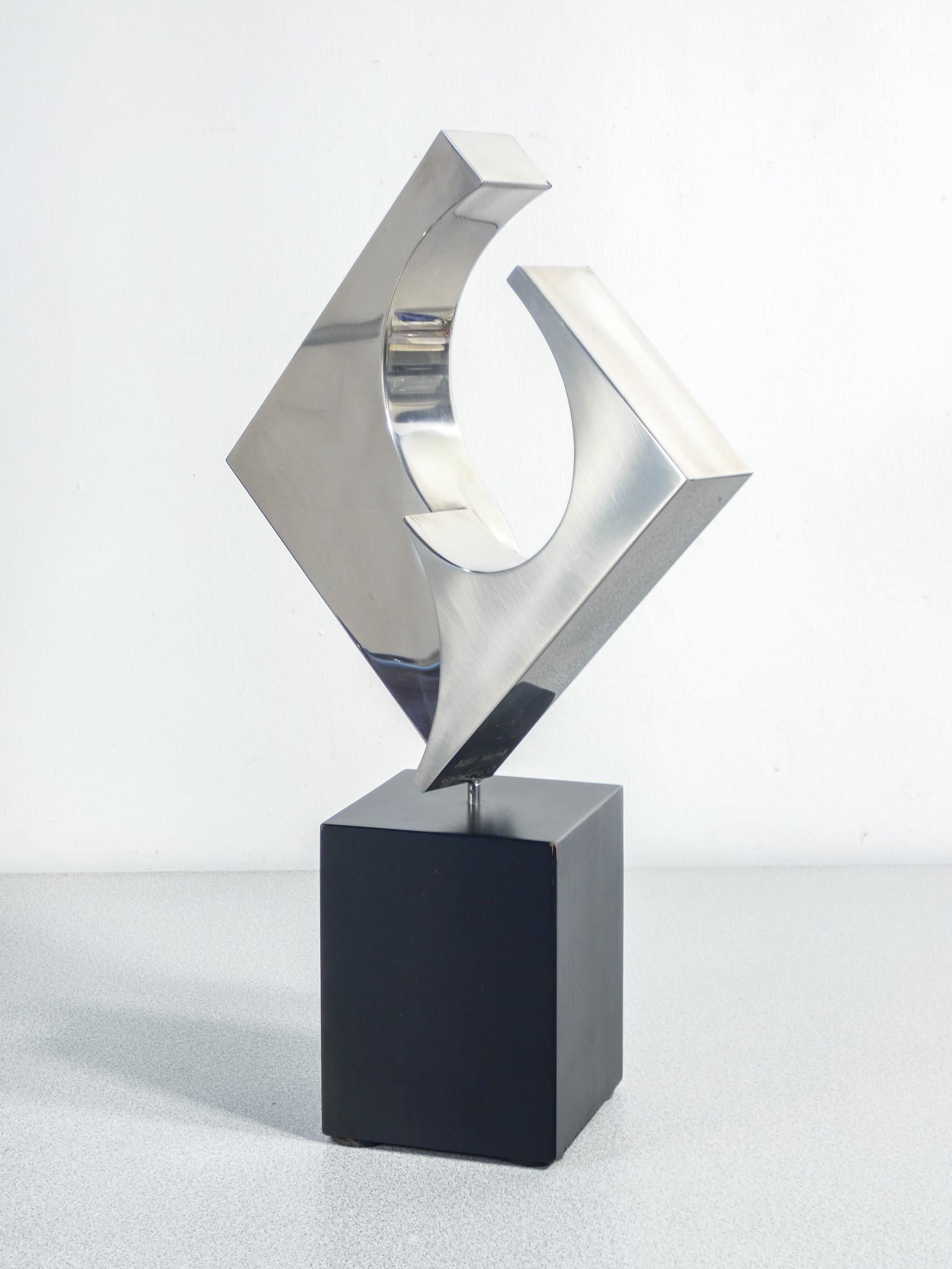 Escultura de acero de
Carmelo CAPPELLO.
Firmado y numerado 80/99.

ORIGEN
Italia

PERÍODO
1978

AUTOR
Carmelo CAPPELLO
(1912 - 1996) fue un escultor italiano. Carmelo Cappello nació en Ragusa en 1912. Tras sus primeros estudios en el Instituto de