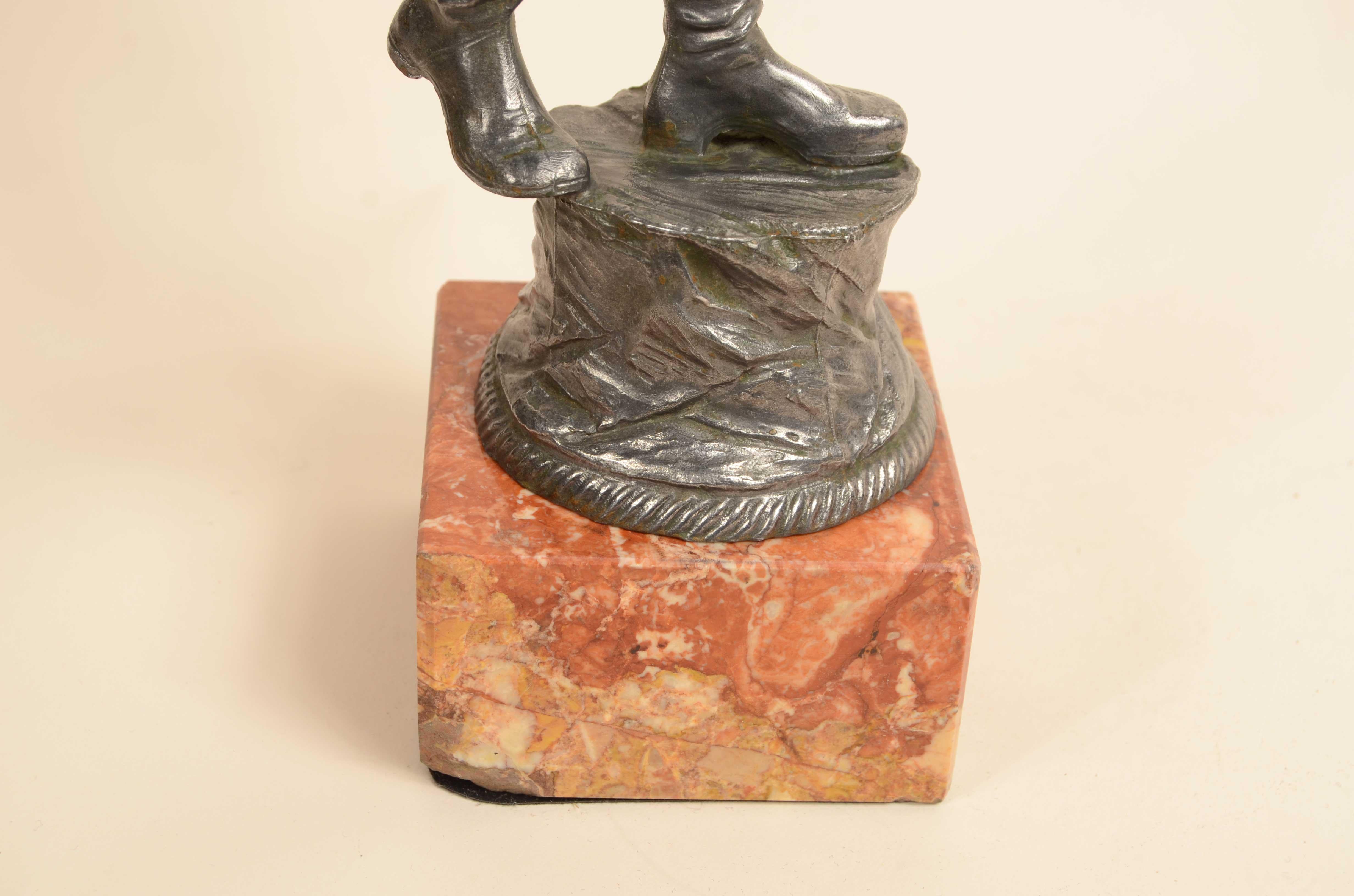 Antimon-Skulptur mit der Darstellung eines Matrosen Französische Herstellung Anfang des 20 im Angebot 13