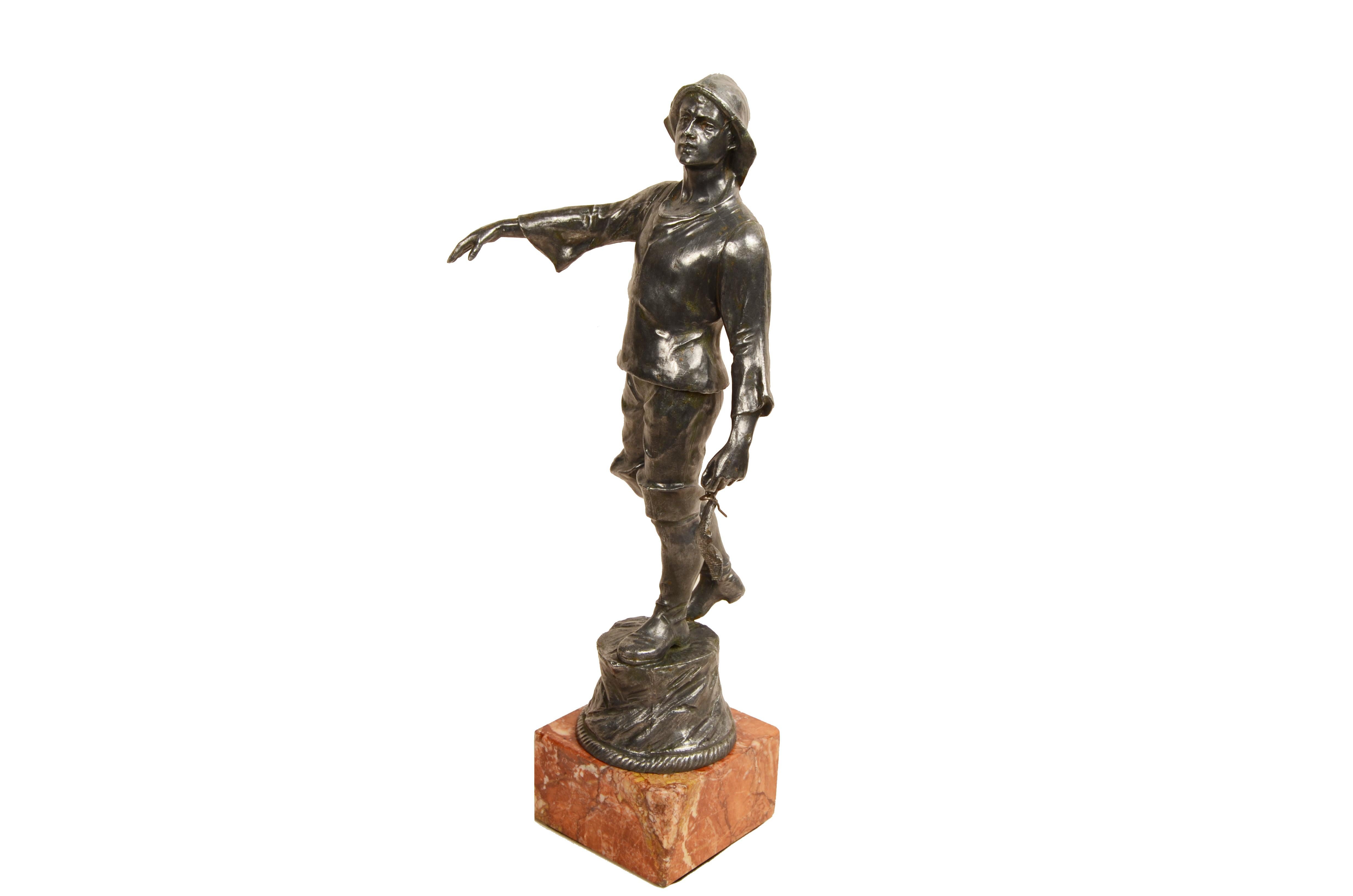 Antimon-Skulptur, die die Figur eines Matrosen darstellt, französische Herstellung aus dem frühen 20. Jahrhundert.
Die exzellent gearbeitete Skulptur zeigt die elegante und athletische Haltung eines großen, schlanken Matrosen mit gut ausgeprägten