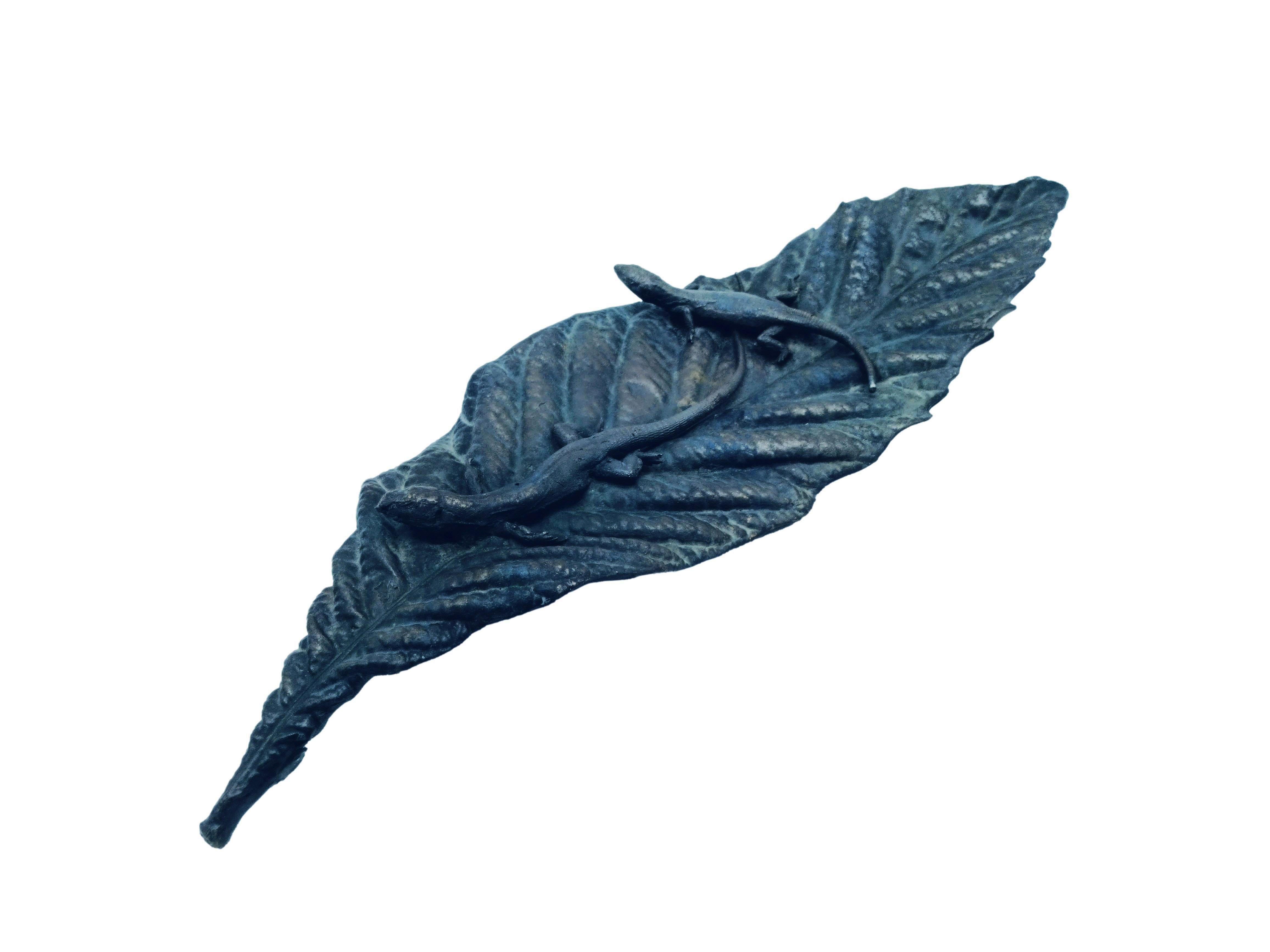 La scultura in bronzo a forma di foglia con gechi  è un pezzo decorativo squisito e ispirato alla natura. Realizzata in Italia a metà del XX secolo, questa operain bronzo presenta dettagli intricati e un design senza tempo. L'eleganza e