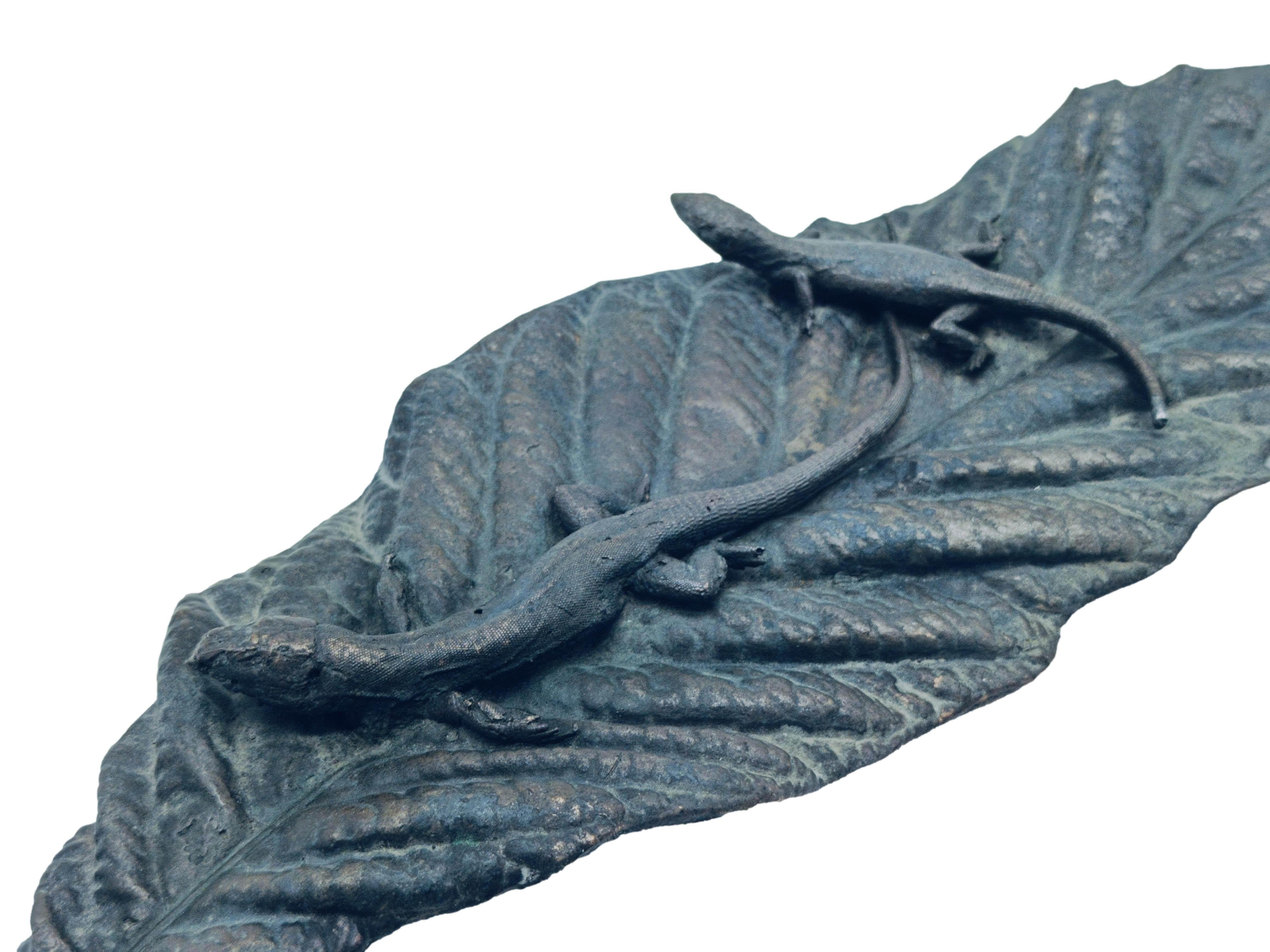 Late 20th Century Scultura in Bronzo a Forma di Foglia con Gechi, Italia 1970s in vendita