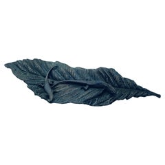 Escultura de bronce en forma de hoja con salamanquesas, Italia Años 70