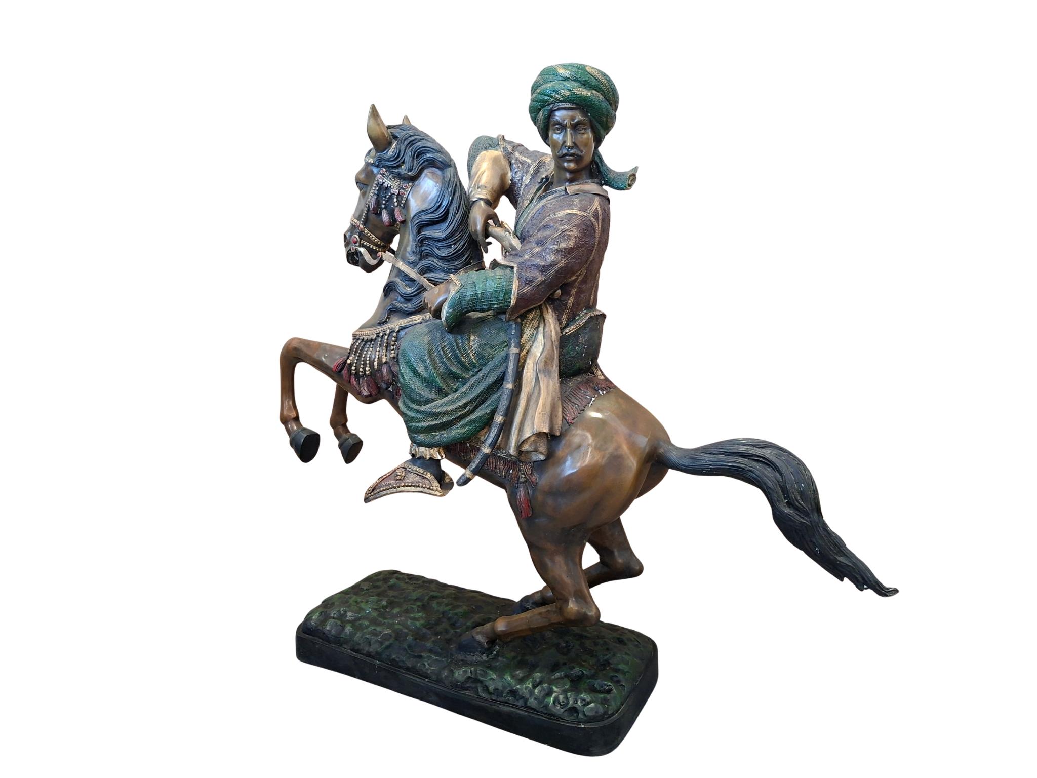 Une œuvre d'art richement détaillée, parfaite pour les collectionneurs exigeants et les espaces de luxe qui veulent faire une déclaration de style.

Cette sculpture capture la puissance dynamique d'un chevalier ou d'un guerrier en costume