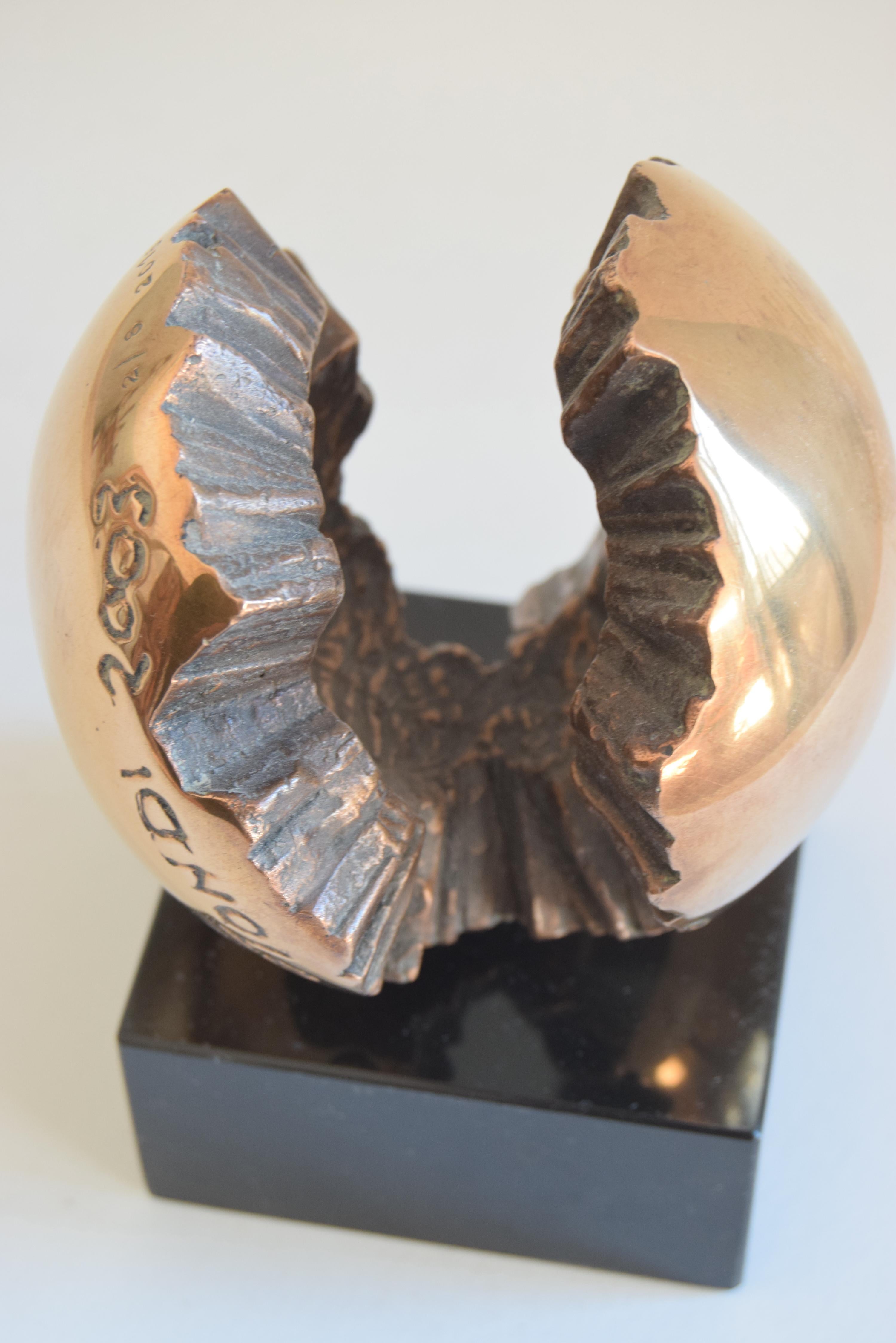 Bronzo scultura in bronzo di Claudio Capotondi _ Sferaperta in vendita