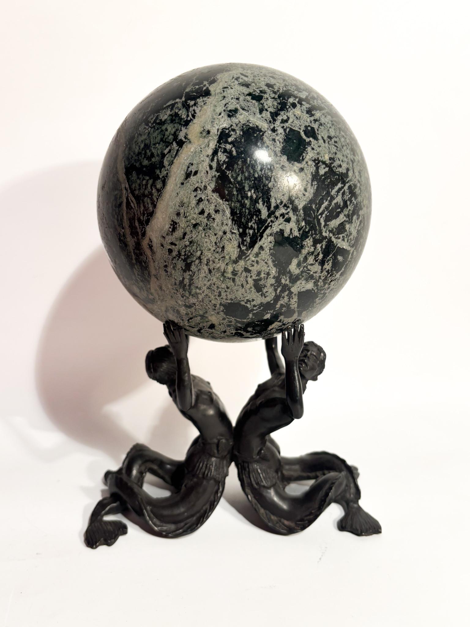 Scultura in bronzo di coppia di Nereidi con sfera di marmo verde realizzata nel XIX Secolo

Ø cm 16 Ø cm 13 h cm 26