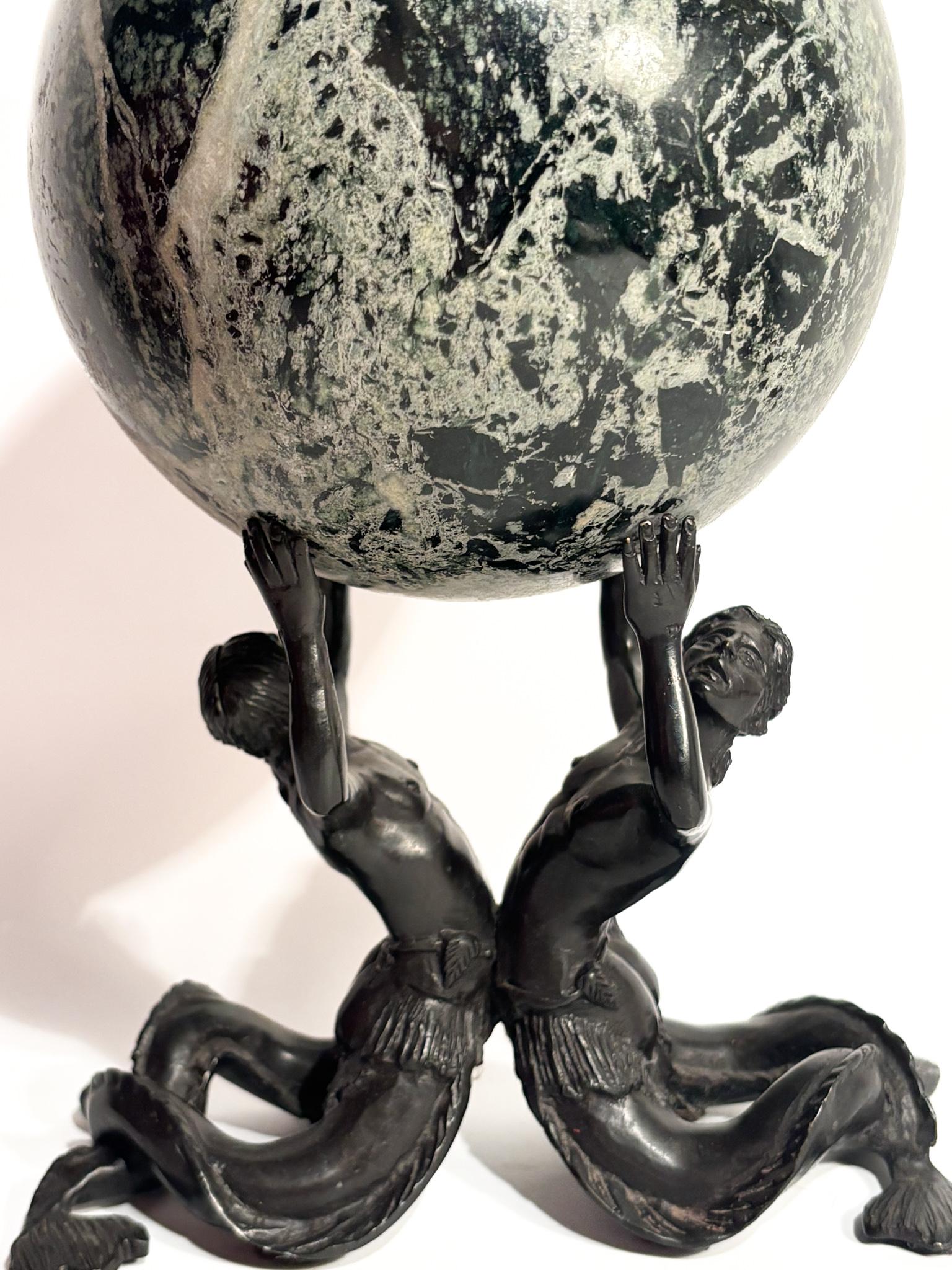 Neobarocco Scultura in Bronzo di Coppia di Nereidi con Sfera in Marmo Verde XIX Secolo in vendita