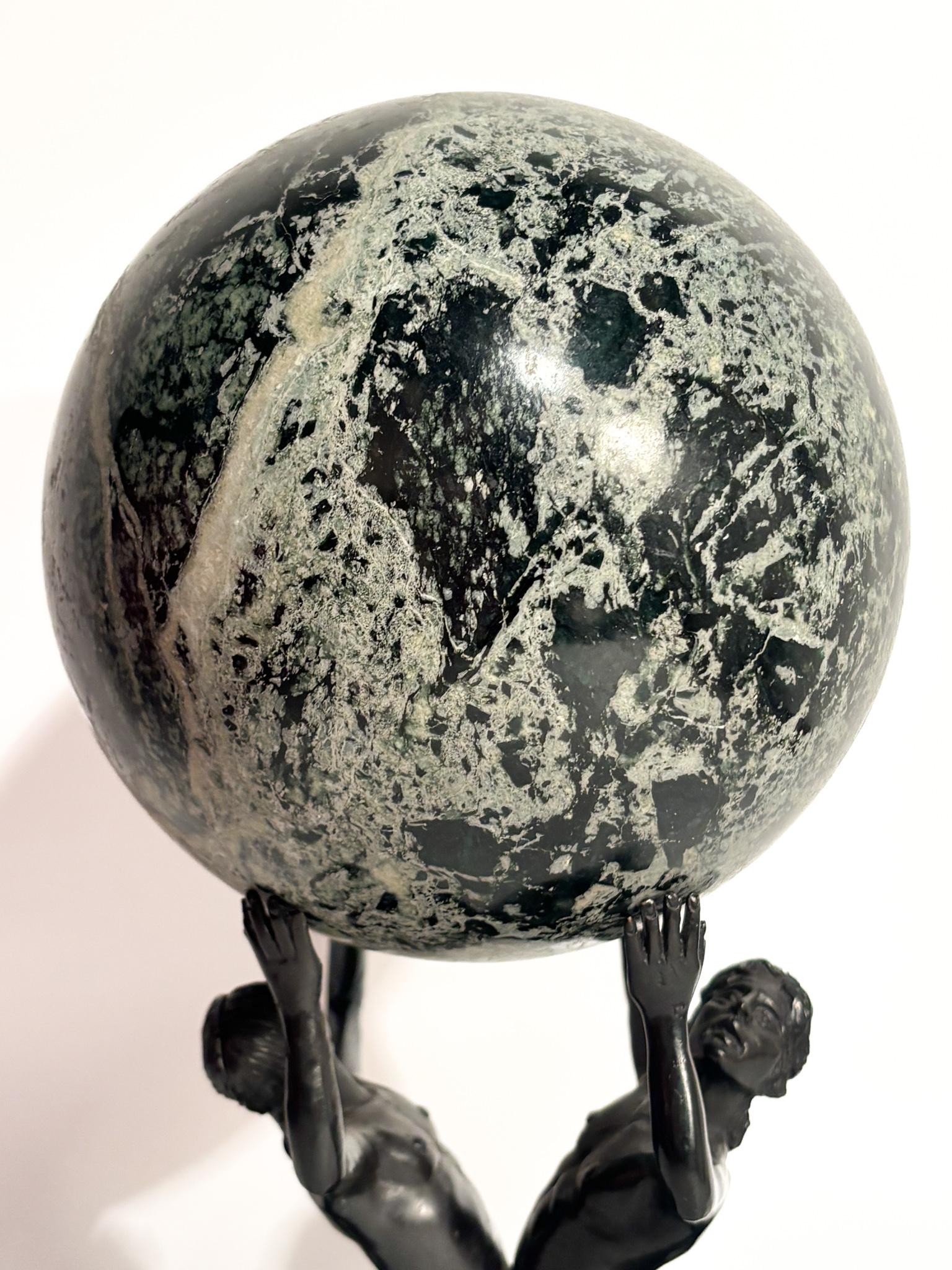 Italian Scultura in Bronzo di Coppia di Nereidi con Sfera in Marmo Verde XIX Secolo in vendita