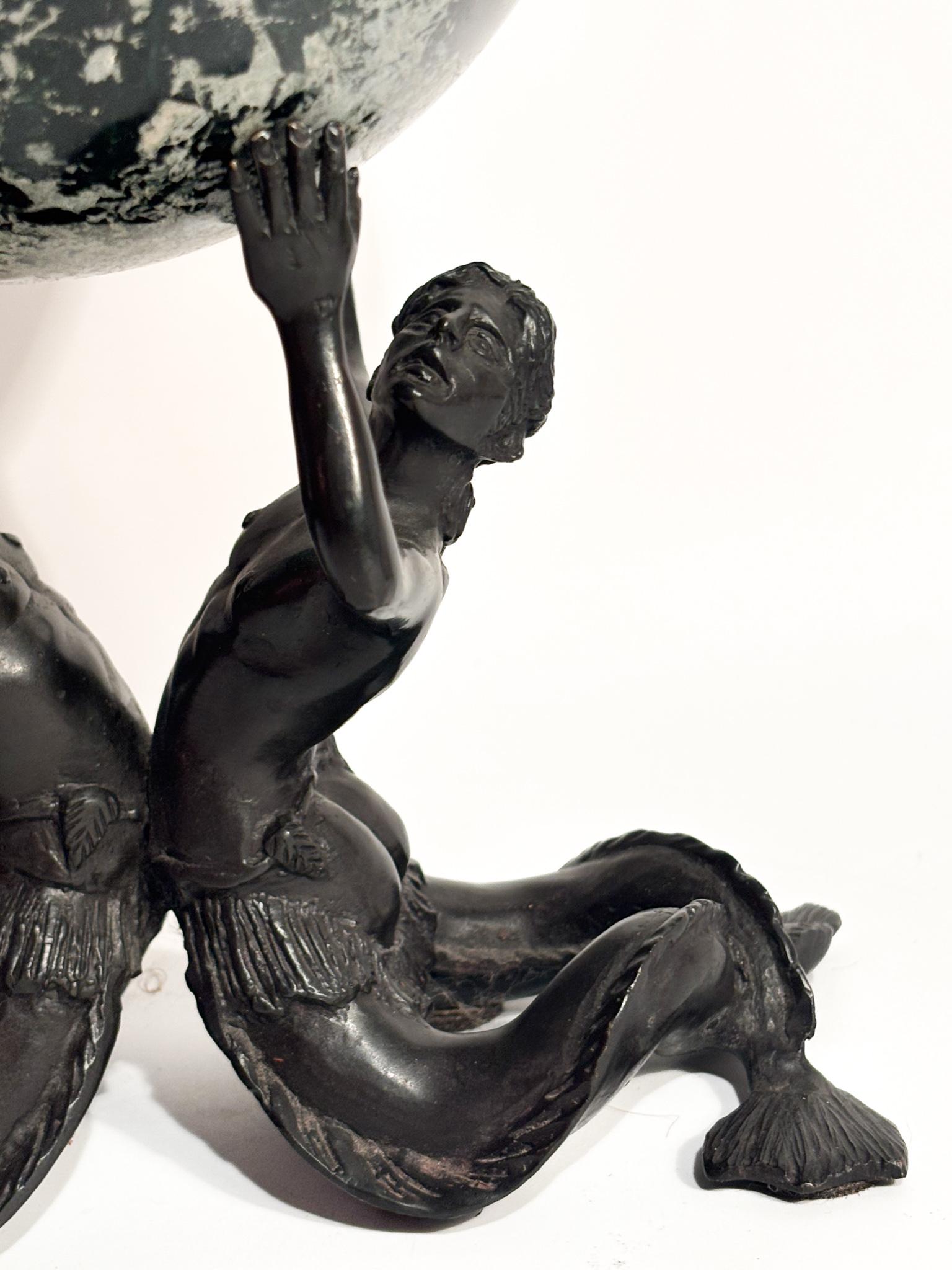 Scultura in Bronzo di Coppia di Nereidi con Sfera in Marmo Verde XIX Secolo In condizioni buone in vendita a Milano, MI