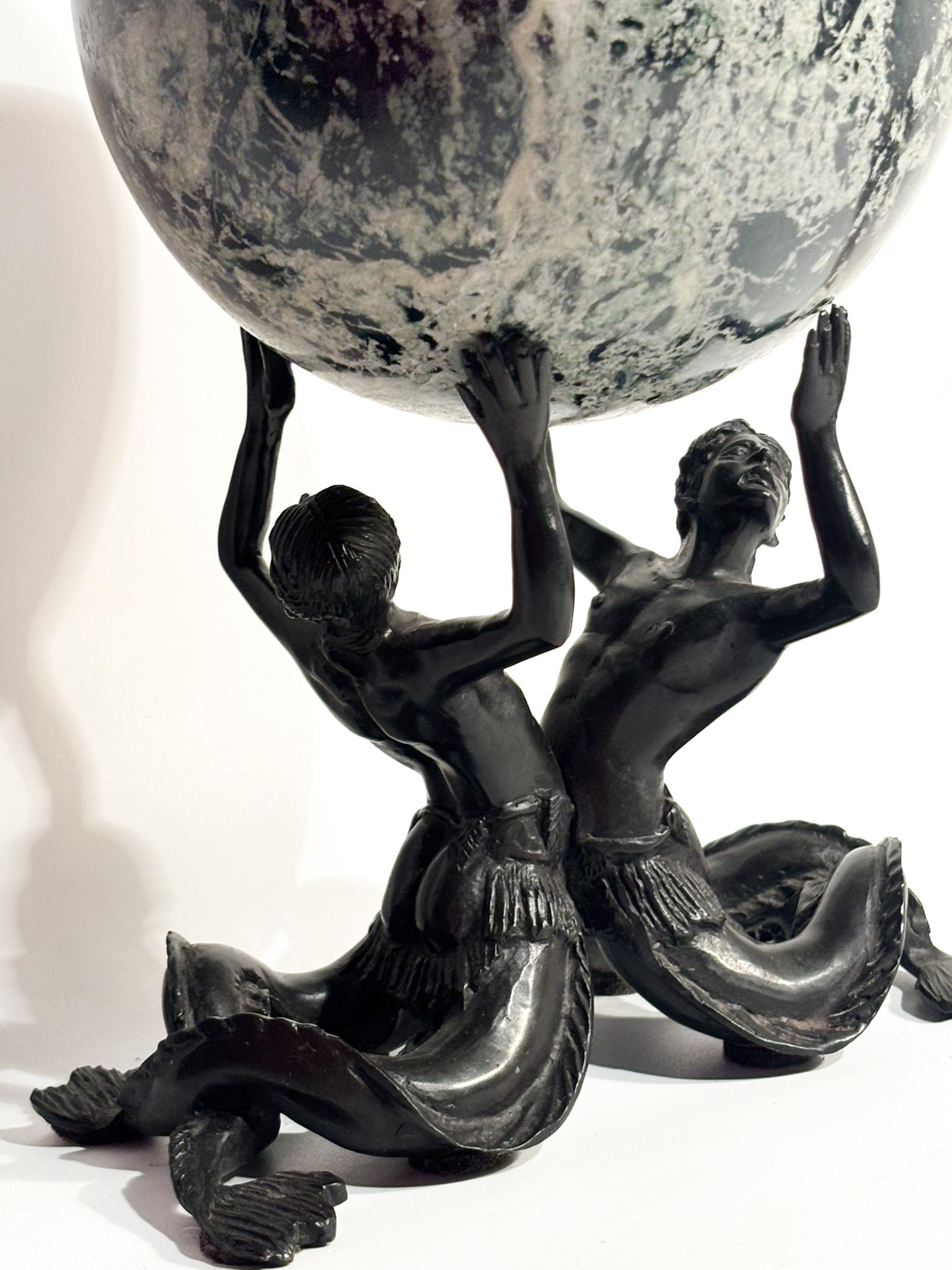 Late 19th Century Scultura in Bronzo di Coppia di Nereidi con Sfera in Marmo Verde XIX Secolo in vendita