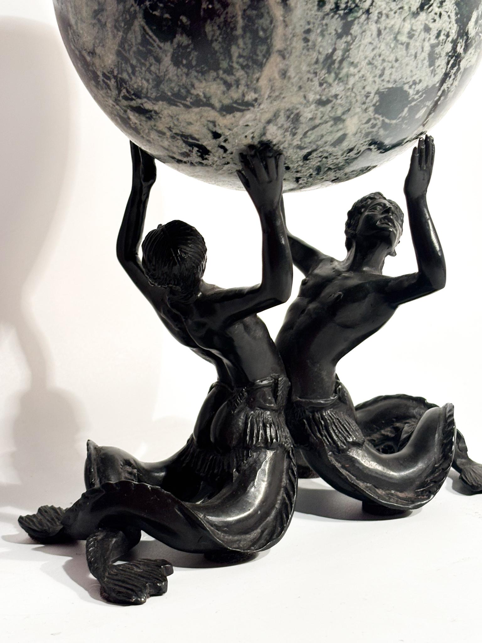 Scultura in Bronzo di Coppia di Nereidi con Sfera in Marmo Verde XIX Secolo in vendita 1