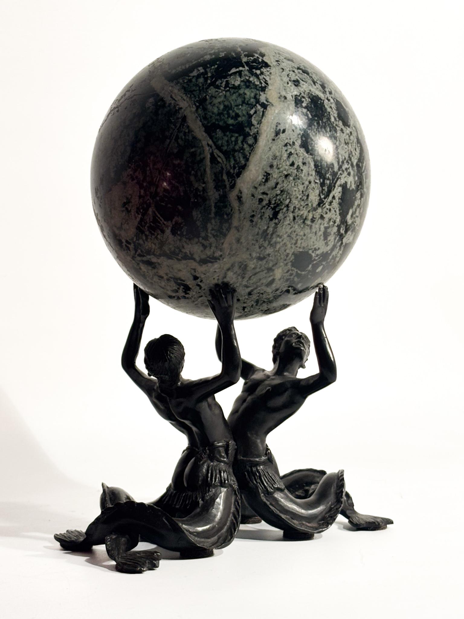 Scultura in Bronzo di Coppia di Nereidi con Sfera in Marmo Verde XIX Secolo in vendita 2