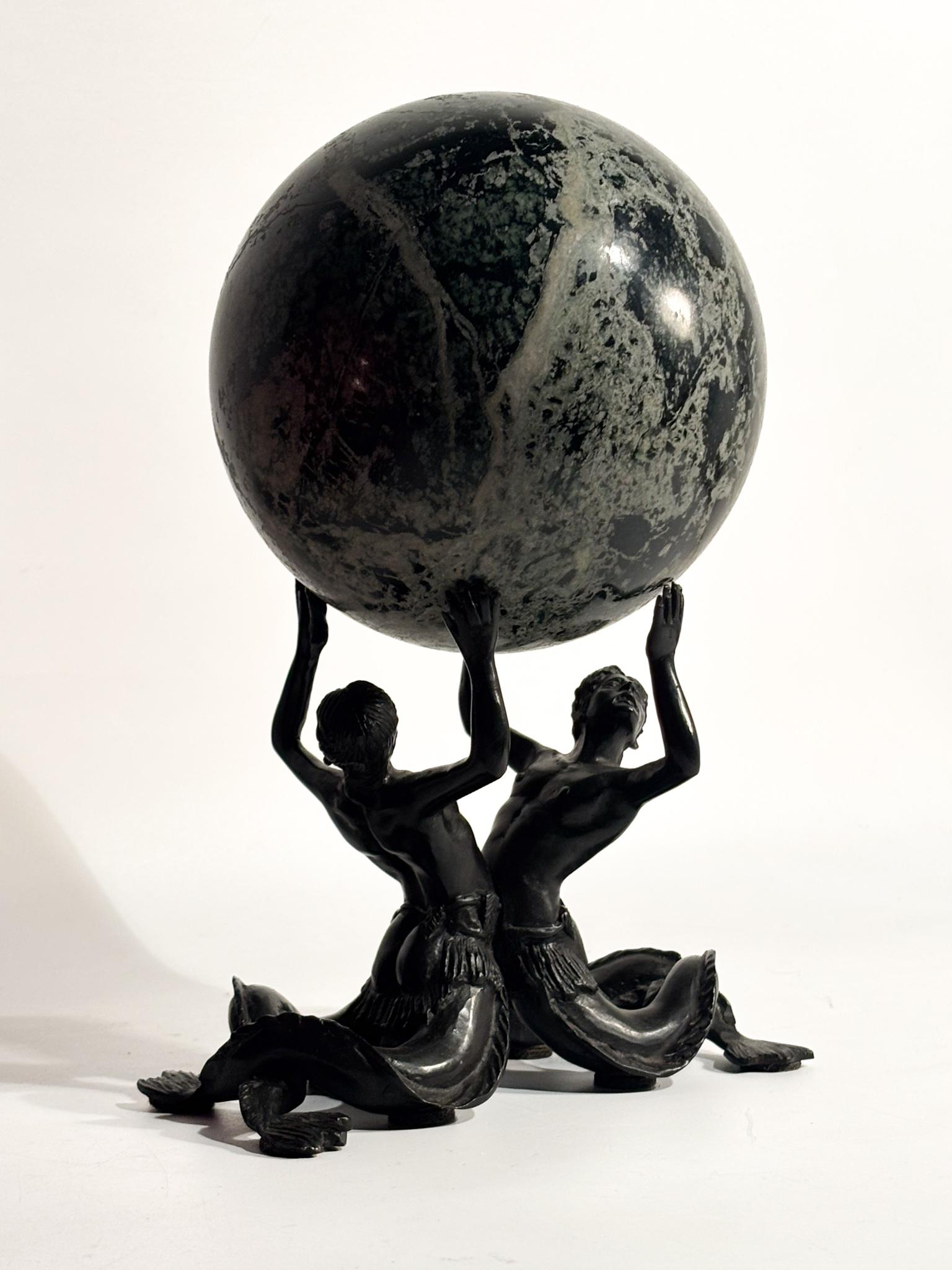 Scultura in Bronzo di Coppia di Nereidi con Sfera in Marmo Verde XIX Secolo in vendita 3
