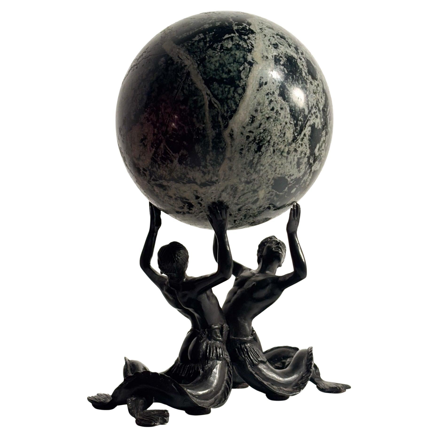 Escultura de bronce de pareja de nereidas con esfera de mármol verde Siglo XIX