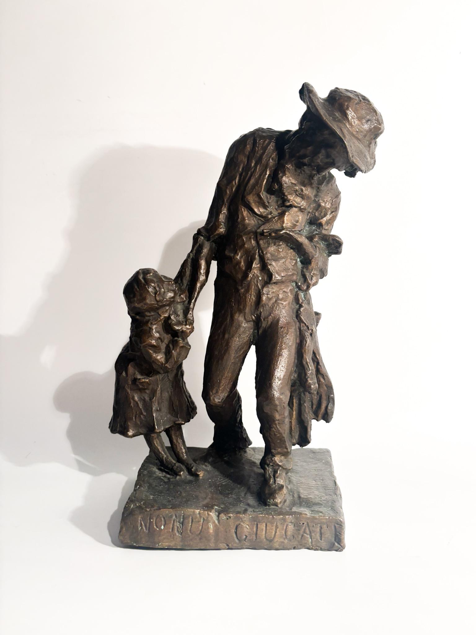Scultura in bronzo 'I Capricci' raffigurante due figure, realizzata da Edmondo Furlan negli anni '60

Ø cm 20 Ø cm 13,5 h cm 36