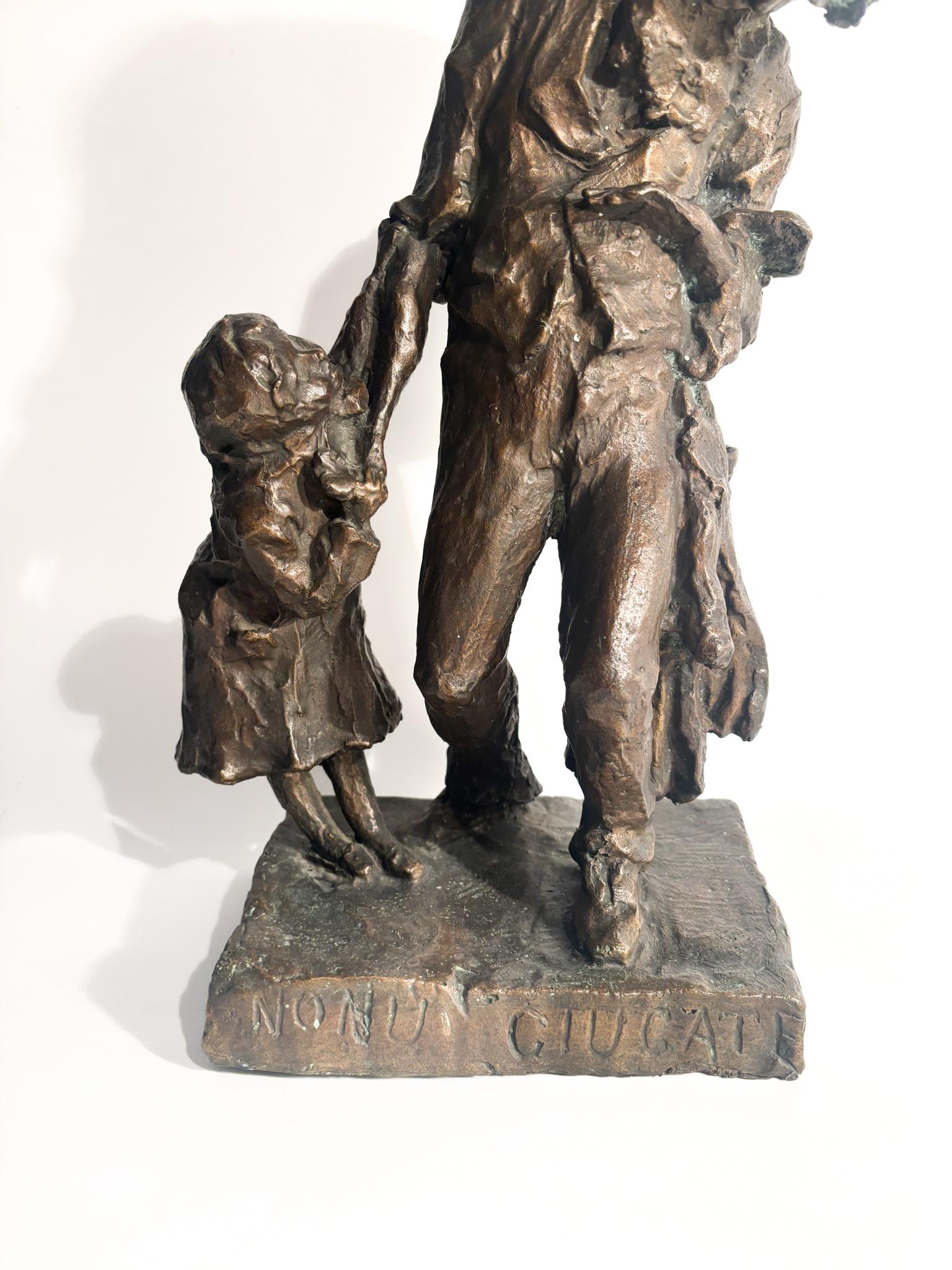 Italiano Scultura in Bronzo di Due Figure 'I Capricci' di Edmondo Furlan Anni 60 in vendita