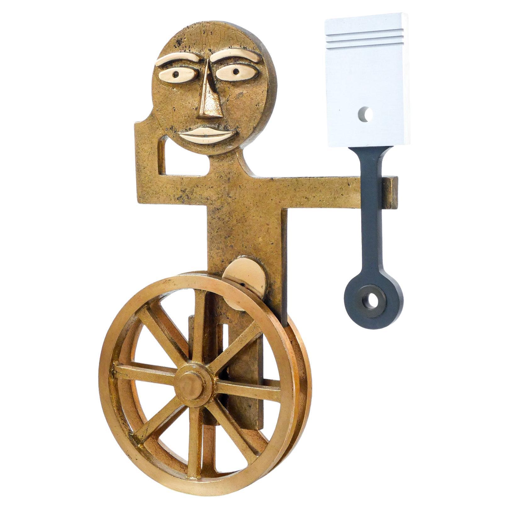 Sculpture en bronze de Mario MOLINARI. Figure avec roues et piston. Italie, années 1960 en vente