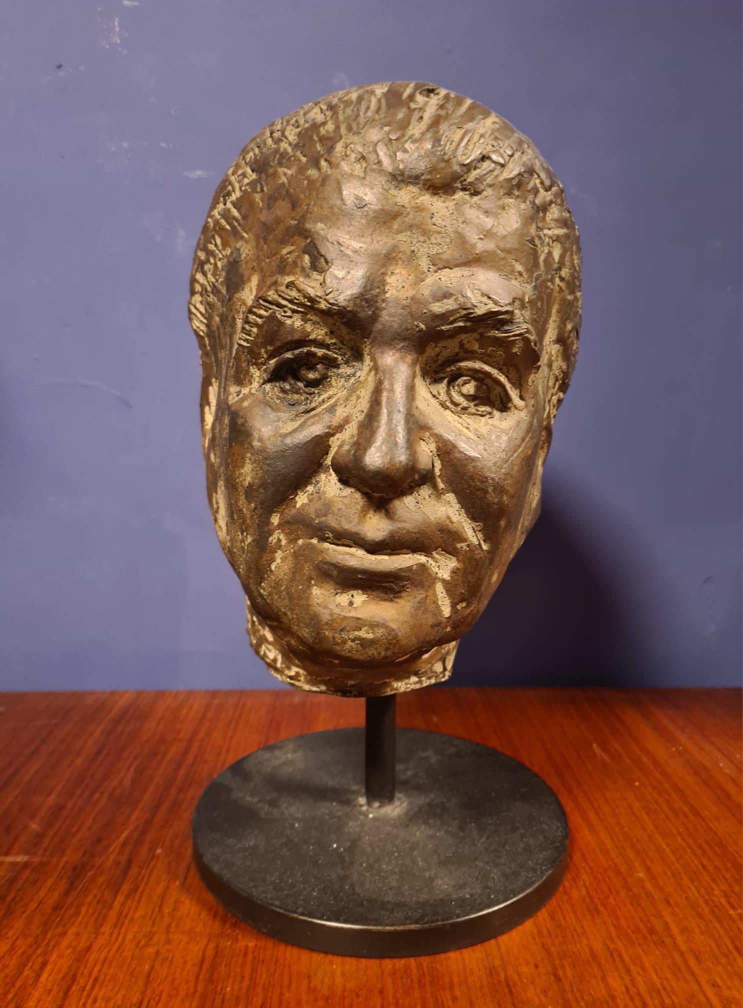 Sculpture Umberto Mastroianni

Head made of bronze by lost-wax casting.

Probable 1930s era, a time when a Mastroianni in the early days of his career used to practice with female faces.

Signed on the neck at right U. Mastroianni.

Umberto