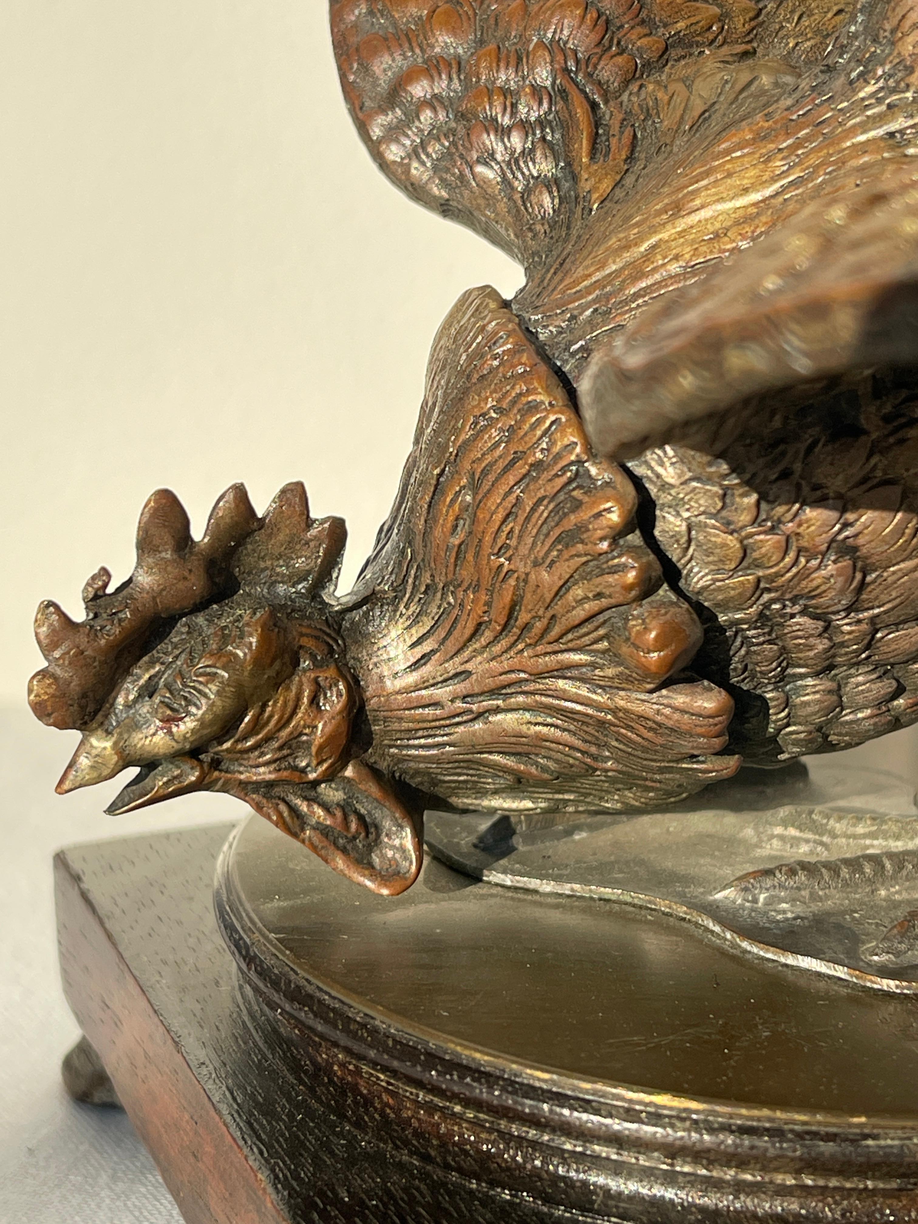 Sculpture en bronze d'un coq de combat avec 2 socles en bois et bronze des années 1970