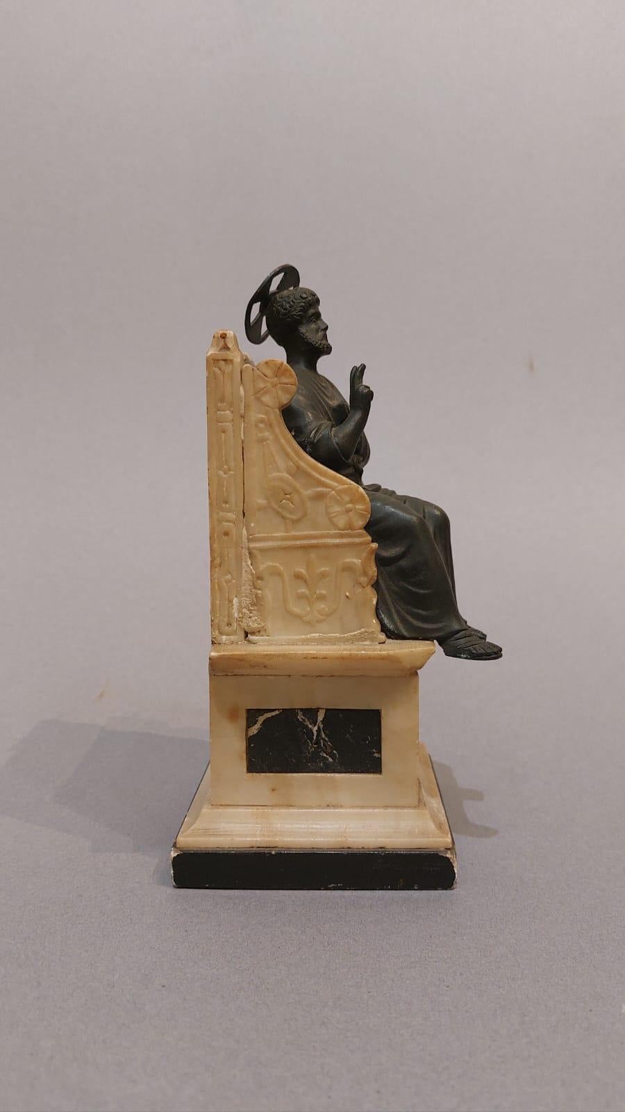 Bronze, white marble and marble sculpture depicting St. Peter on the throne In Good Condition For Sale In Milano, IT