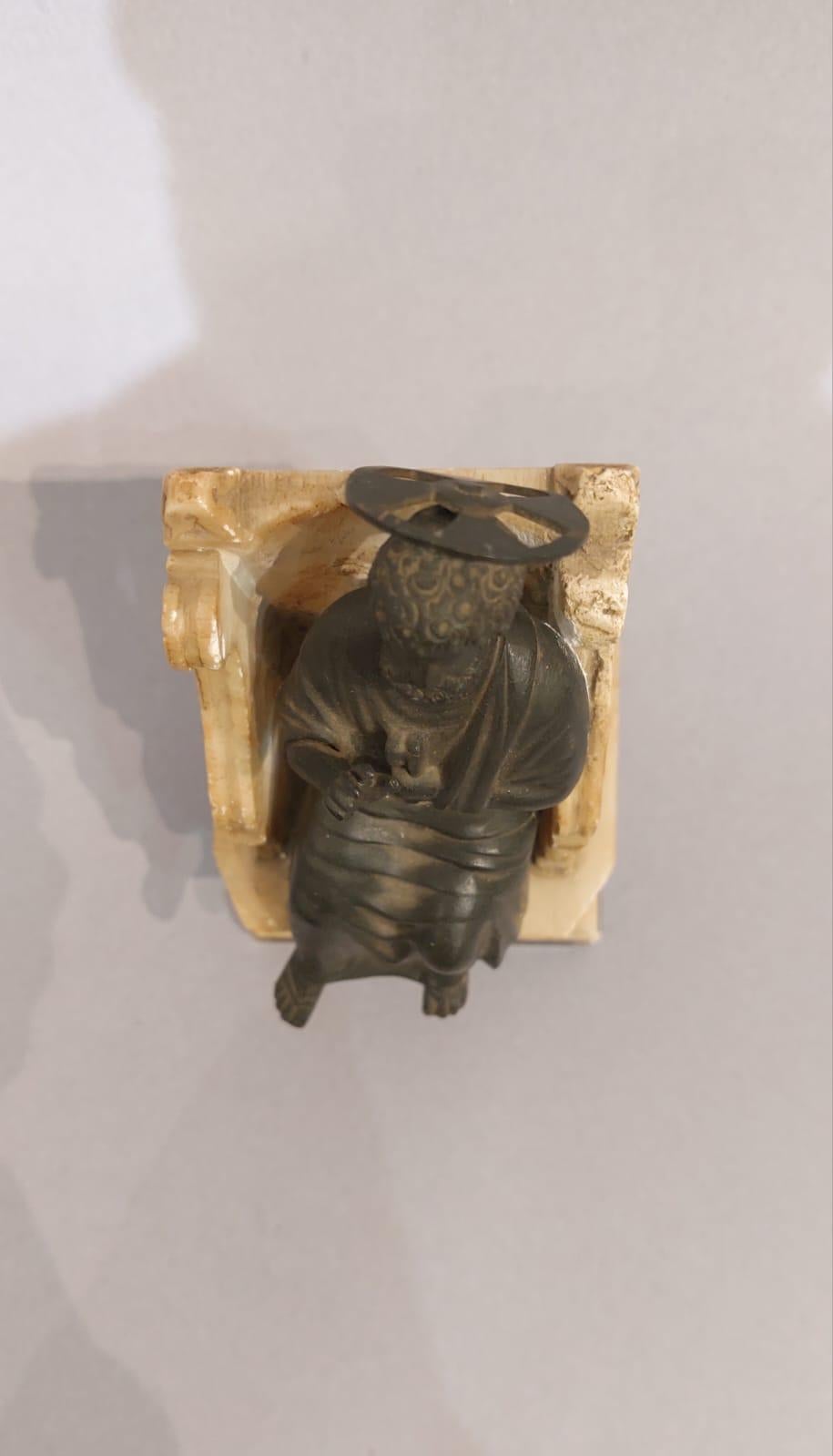 Bronze, white marble and marble sculpture depicting St. Peter on the throne For Sale 1