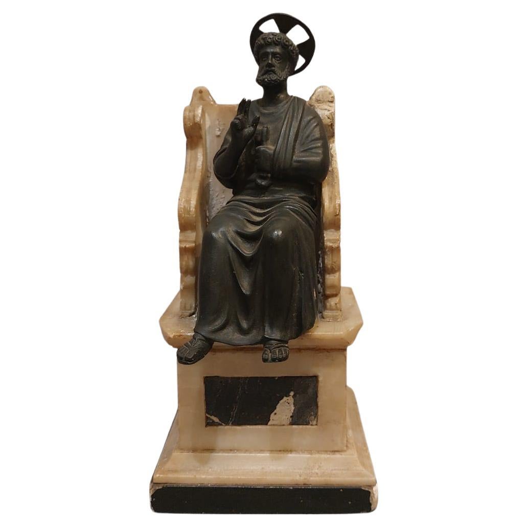 Escultura de bronce, mármol blanco y mármol que representa a San Pedro en el trono