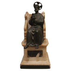 Escultura de bronce, mármol blanco y mármol que representa a San Pedro en el trono