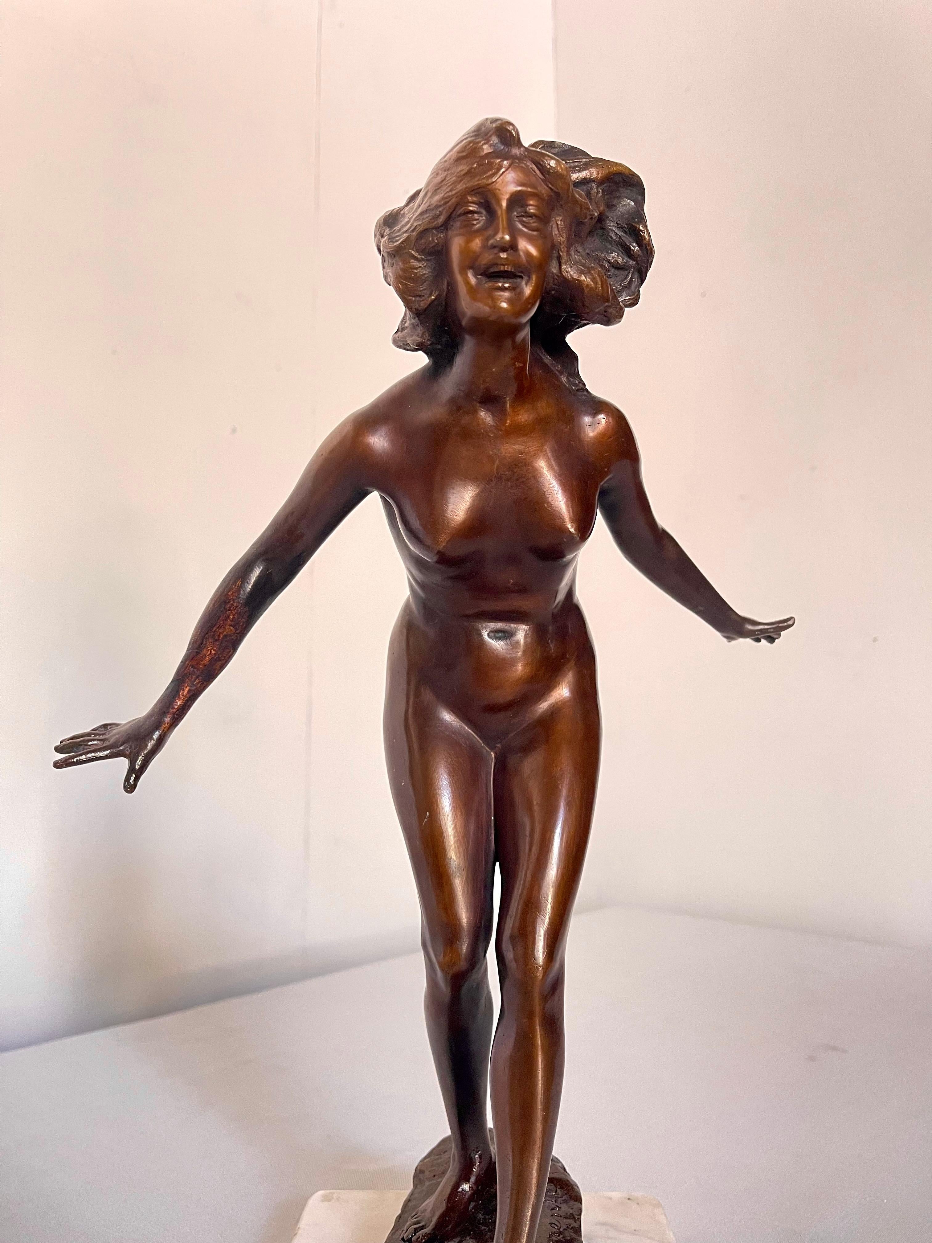 Scultura in bronzo patinato raffigurante figura femminile nuda su base in marmo in vendita 2
