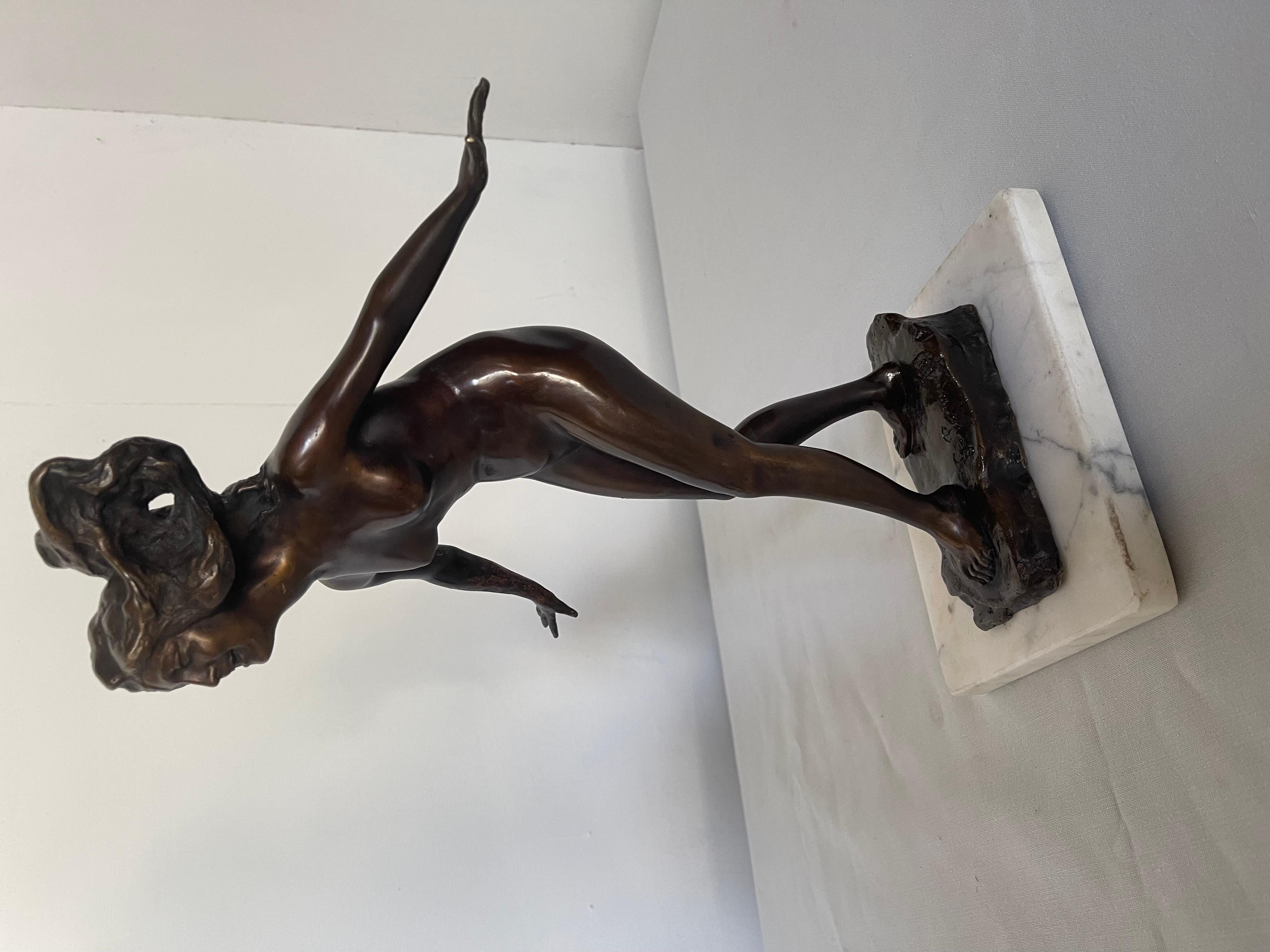 Scultura in bronzo patinato raffigurante figura femminile nuda su base in marmo 