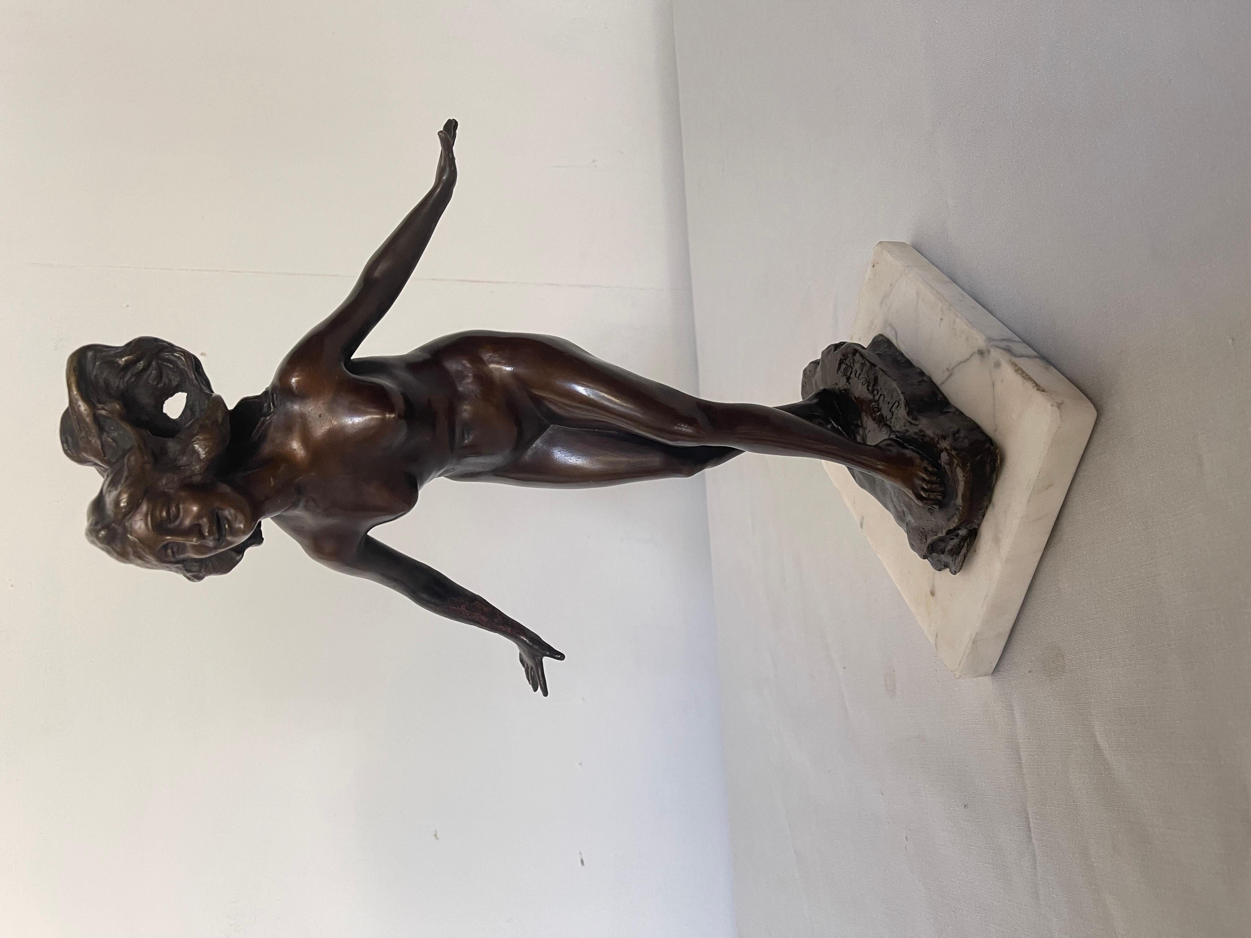 Italian Scultura in bronzo patinato raffigurante figura femminile nuda su base in marmo in vendita