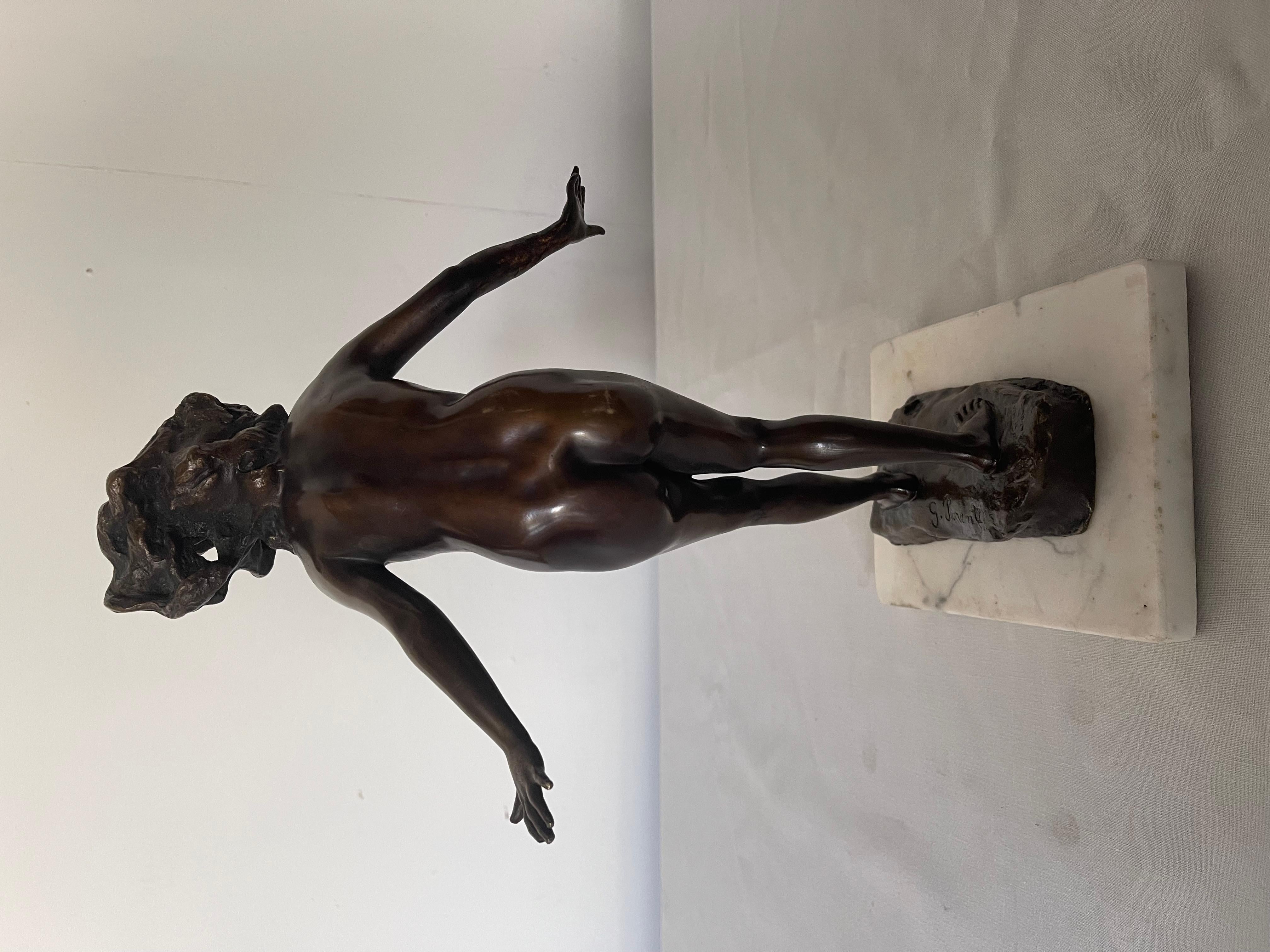 Scultura in bronzo patinato raffigurante figura femminile nuda su base in marmo In condizioni buone in vendita a Cantù, IT