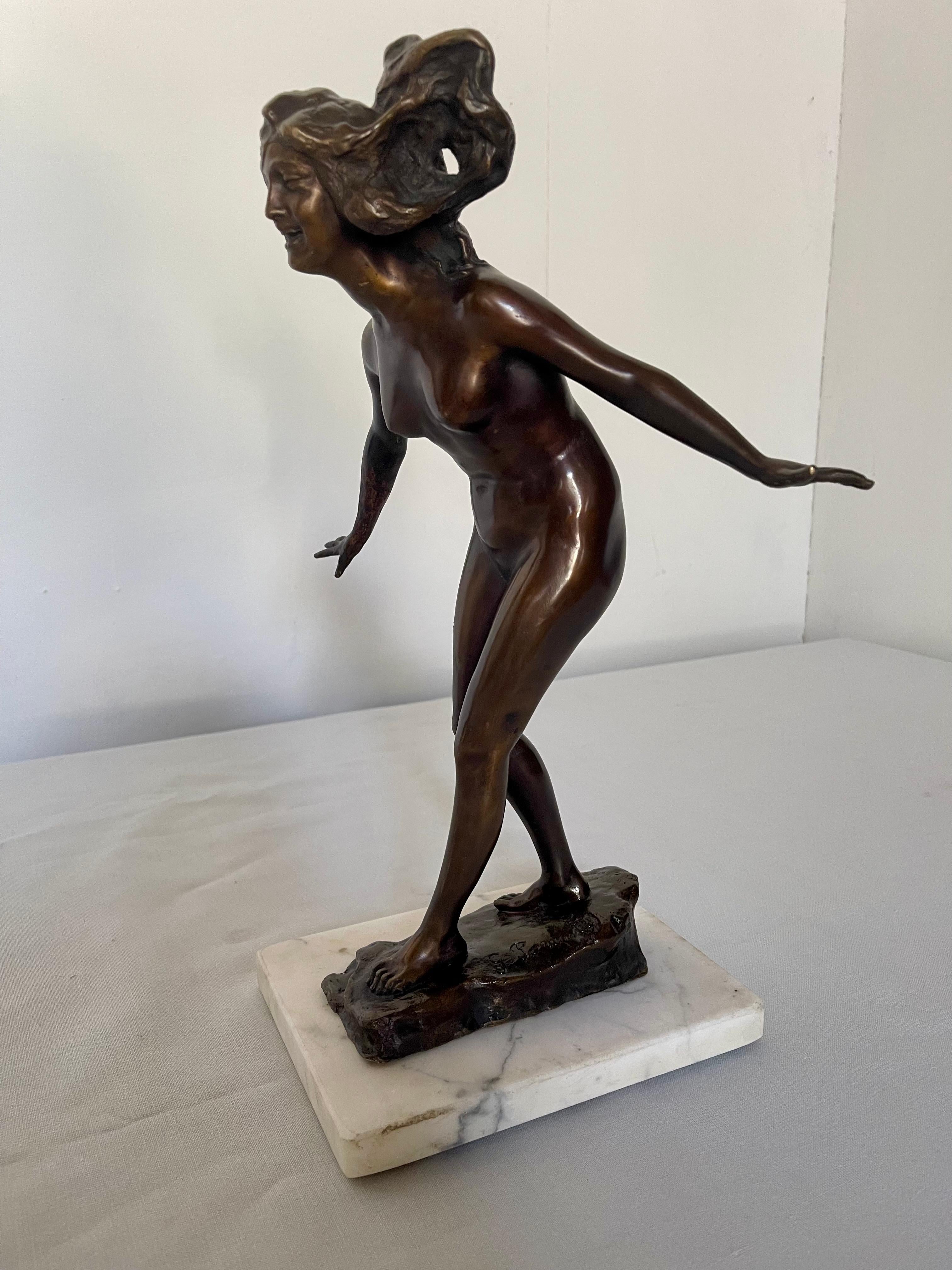 20th Century Scultura in bronzo patinato raffigurante figura femminile nuda su base in marmo in vendita