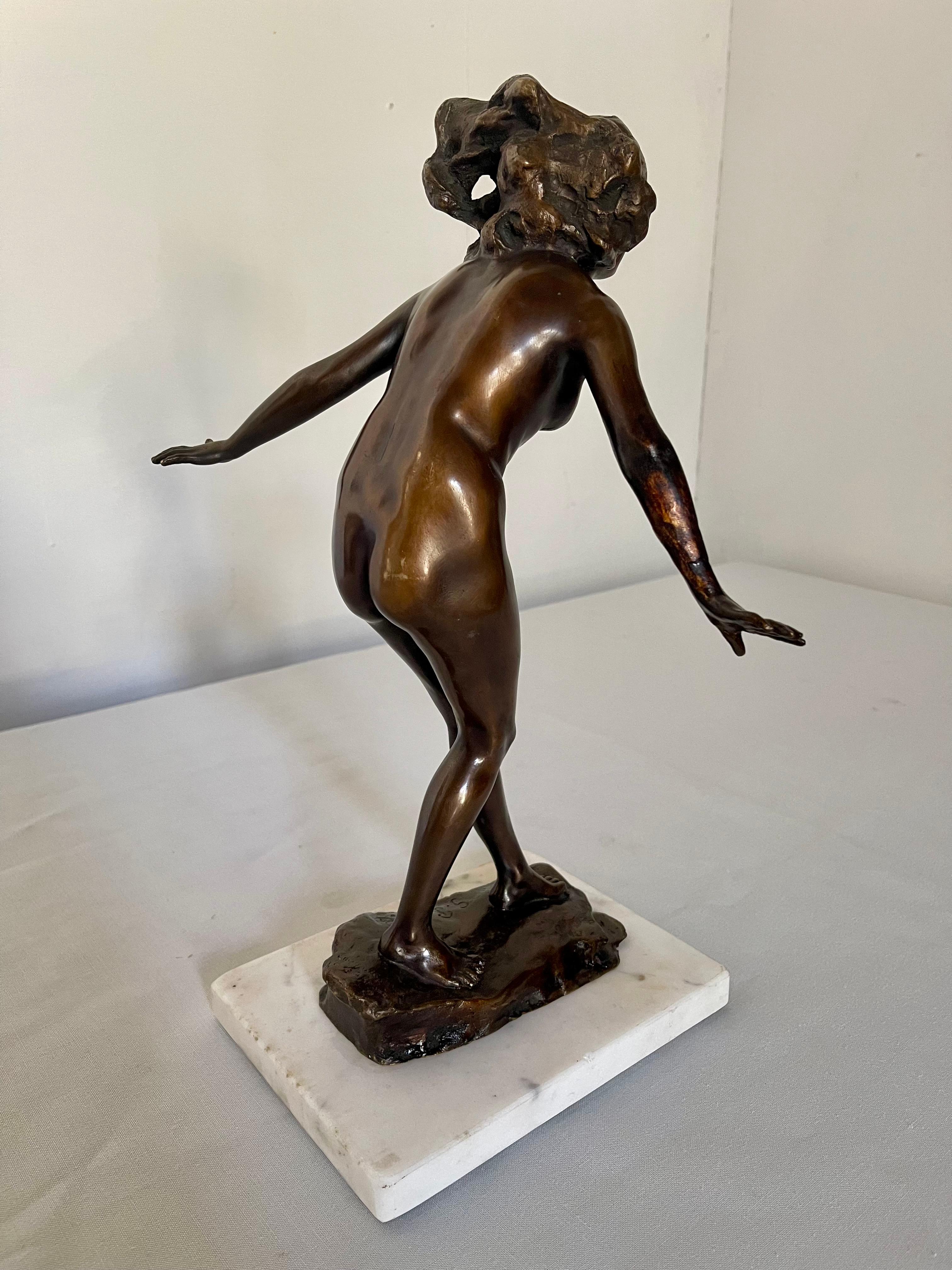 Scultura in bronzo patinato raffigurante figura femminile nuda su base in marmo in vendita 1