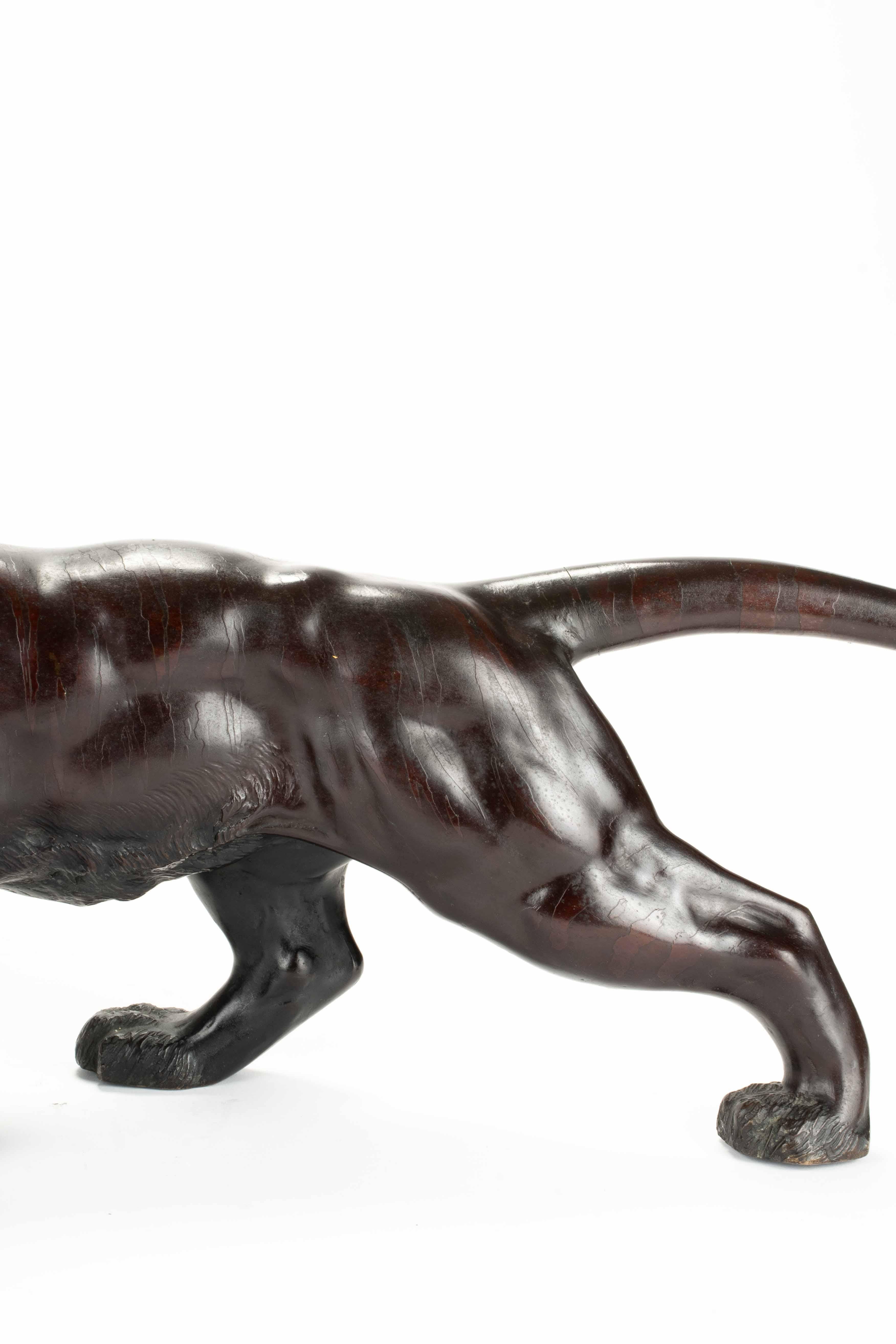 Oggetti in metallo Scultura in bronzo patinato raffigurante lo studio di una potente tigre ruggente in vendita