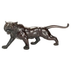 Sculpture en bronze patiné représentant l'étude d'un puissant tigre rugissant